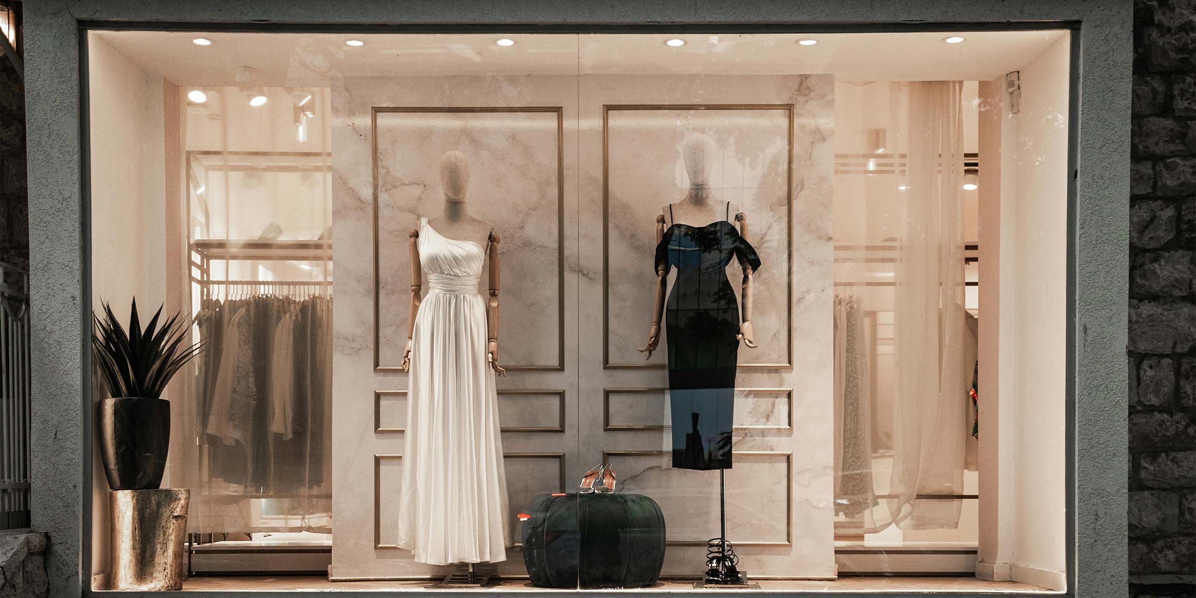 Comment éclairer une vitrine de magasin pour attirer l’attention