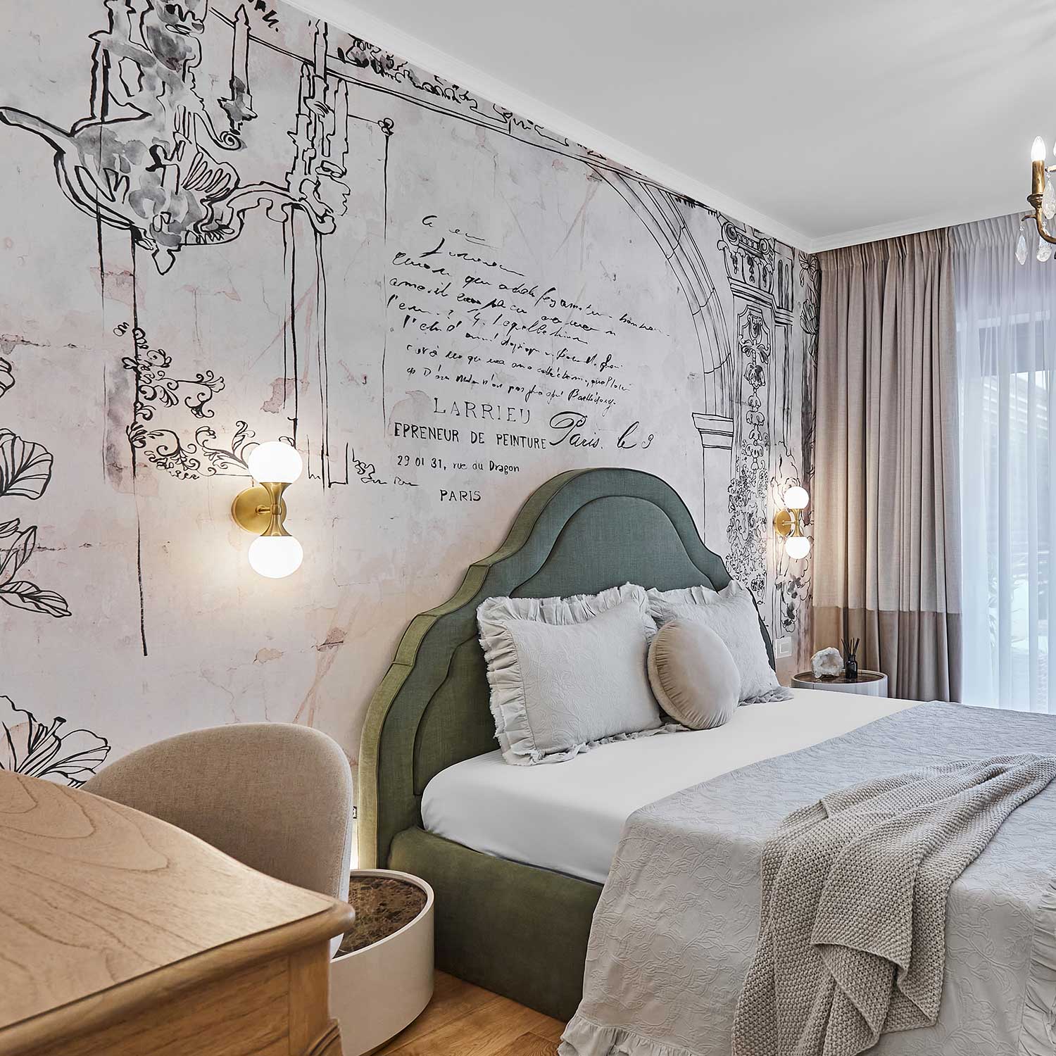 Astoria - Gold wall sconce with design glass globe