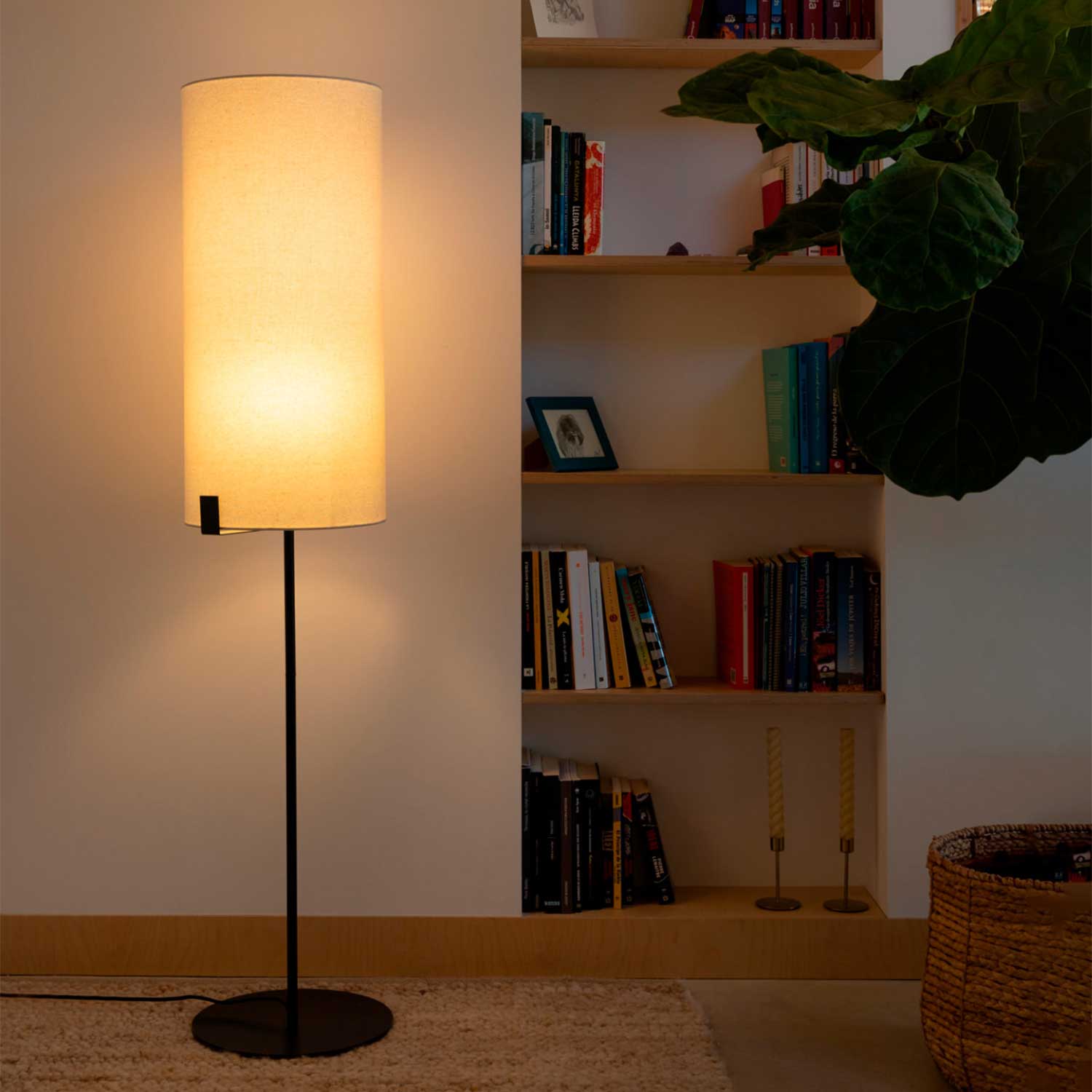 Nila - Moderner Stehlampe für Wohnzimmer mit Stofflampenschirm