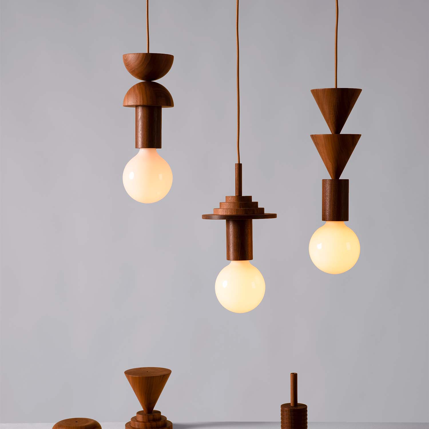 JUNIT WALNUT - Sospensione a forma di bilboquet in legno di noce