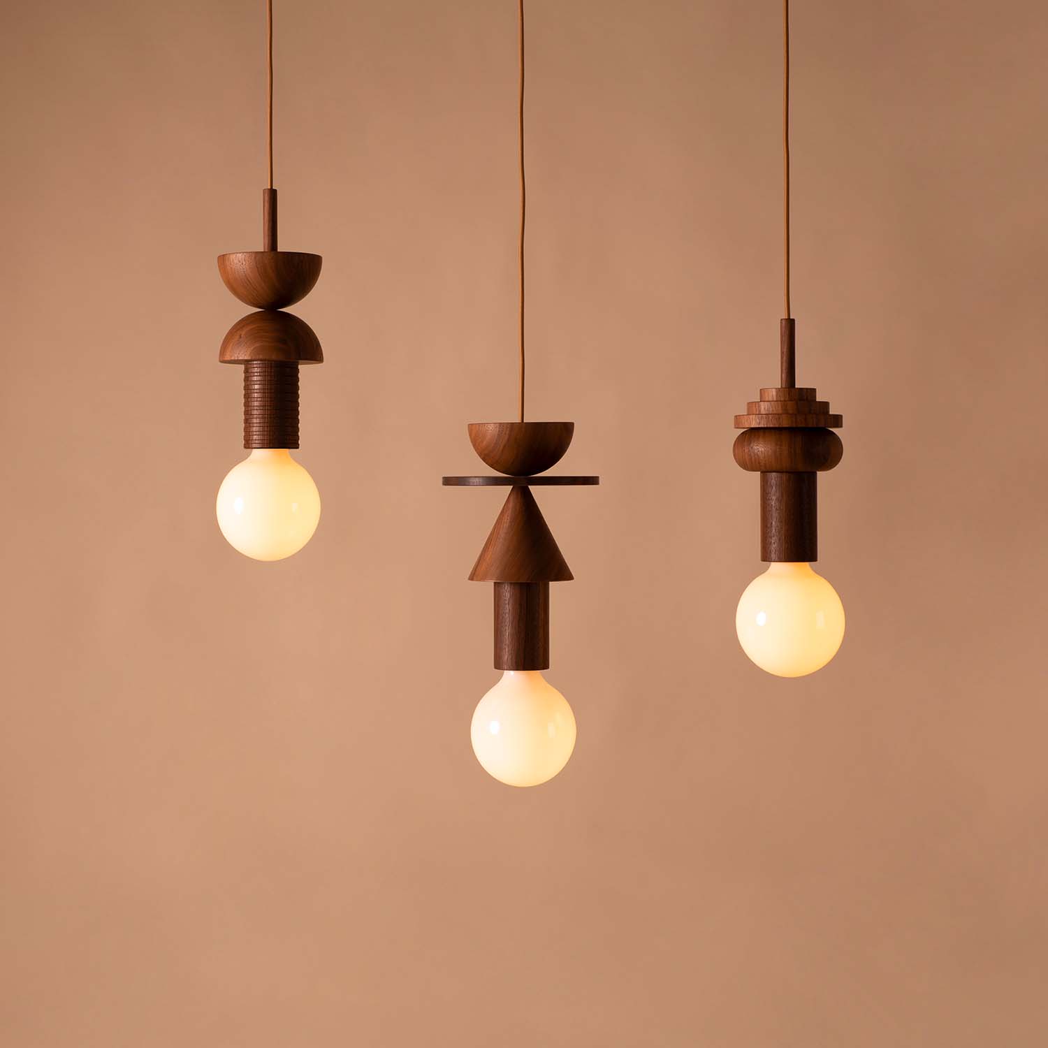 JUNIT WALNUT - Sospensione a forma di bilboquet in legno di noce