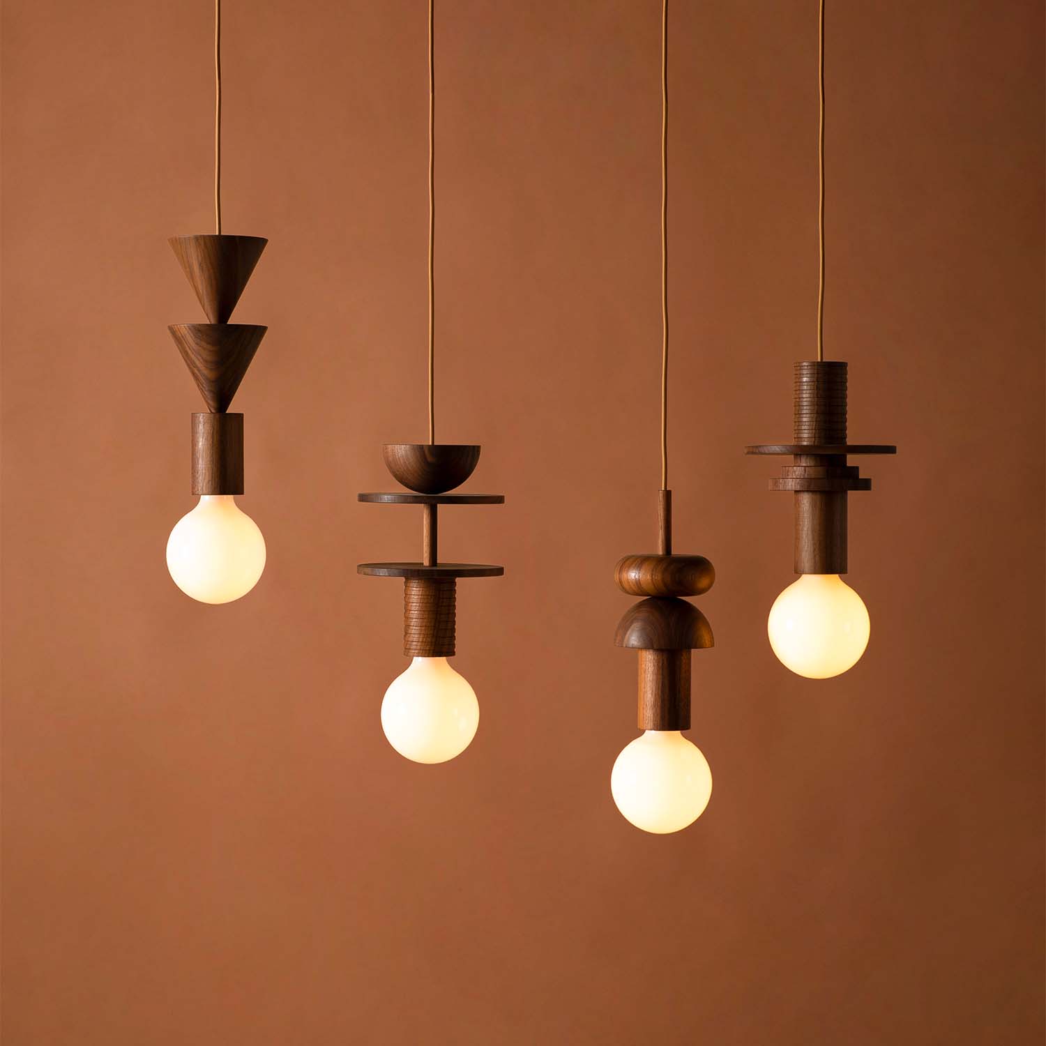 JUNIT WALNUT - Sospensione a forma di bilboquet in legno di noce