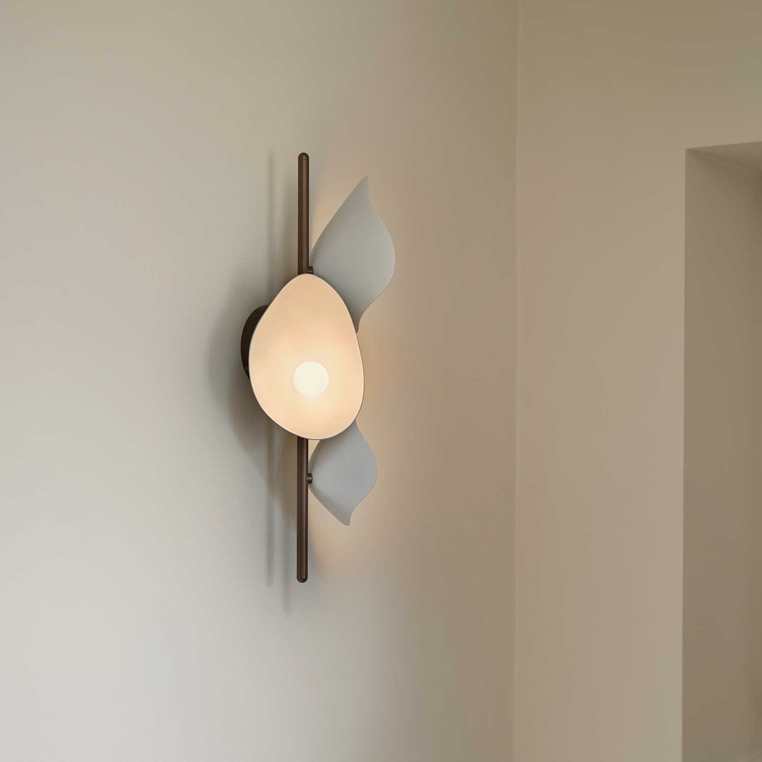 FLORII 3 - Настенный светильник с ветвью и лепестками дизайна