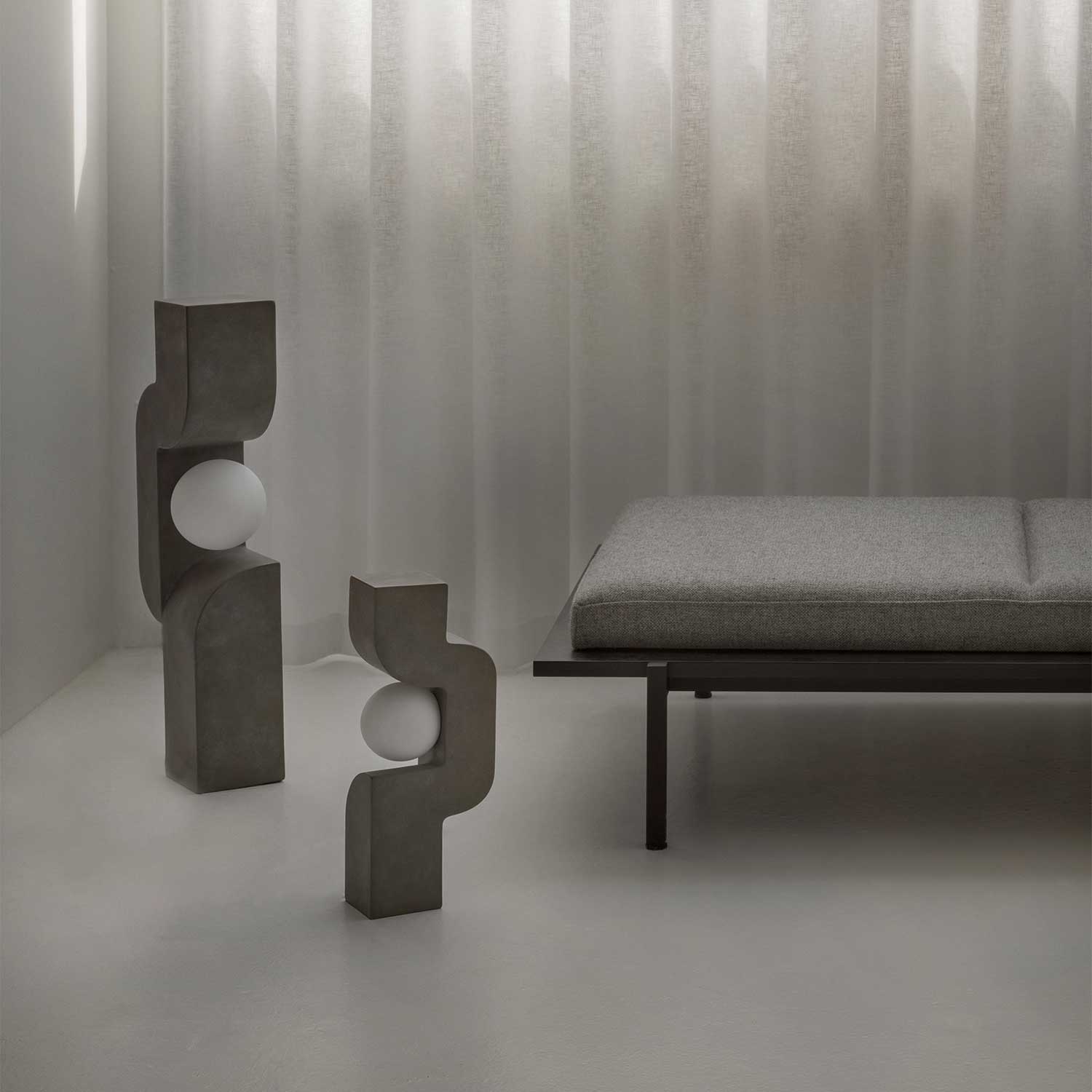 Sitting Man - Lampe à poser design en céramique effet béton