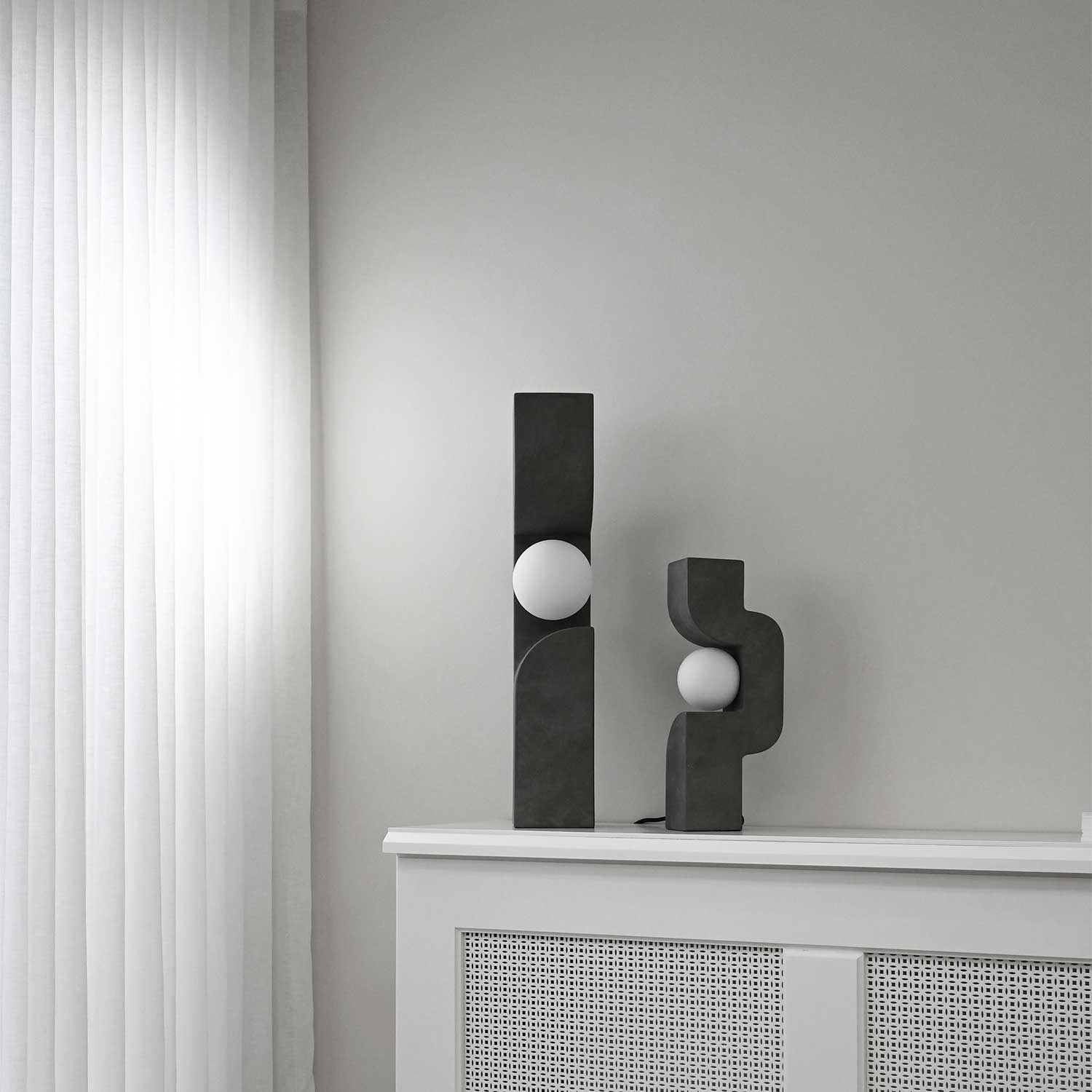 Сидящий человек - дизайнерская настольная лампа из керамики с эффектом бетона