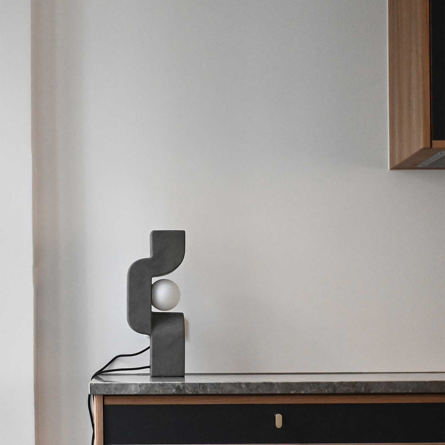 Сидящий человек - дизайнерская настольная лампа из керамики с эффектом бетона