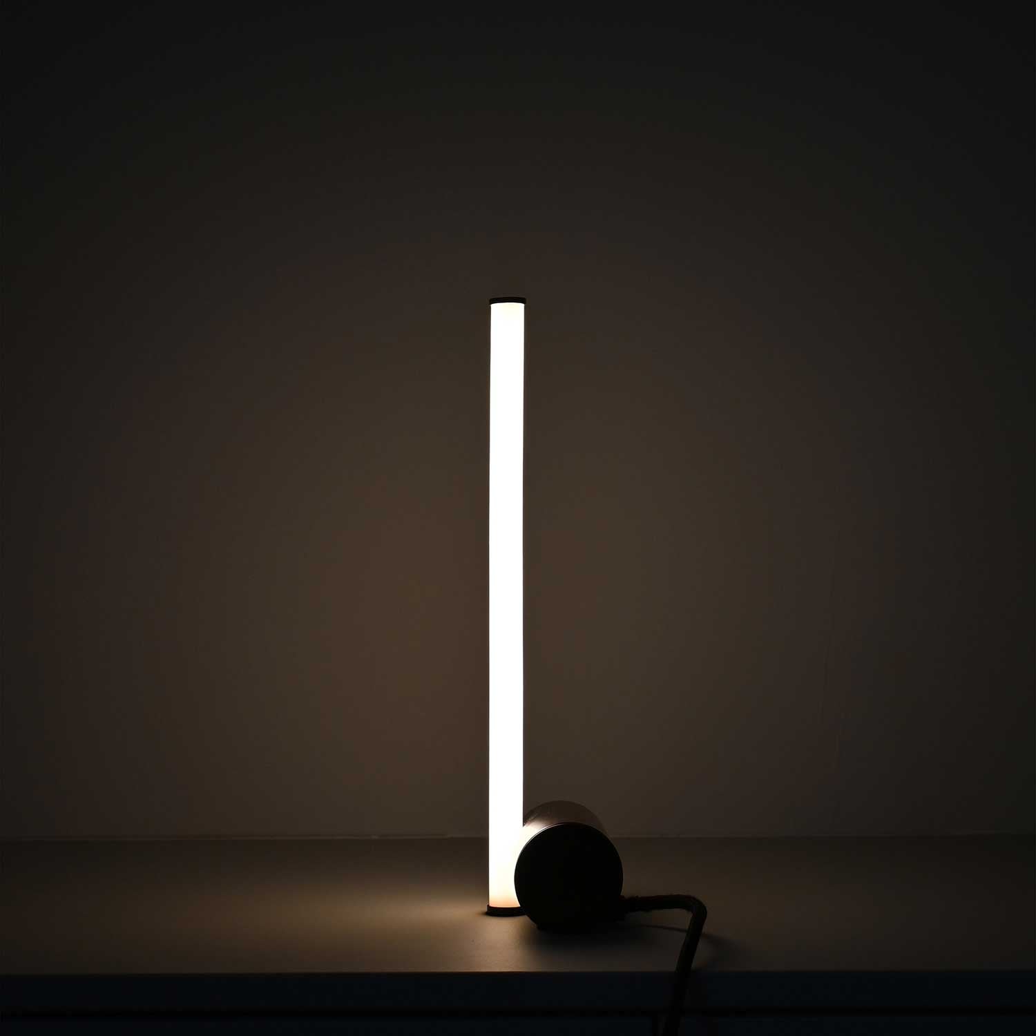 Stick Table - Lampe à poser bronze et tube LED contemporaine