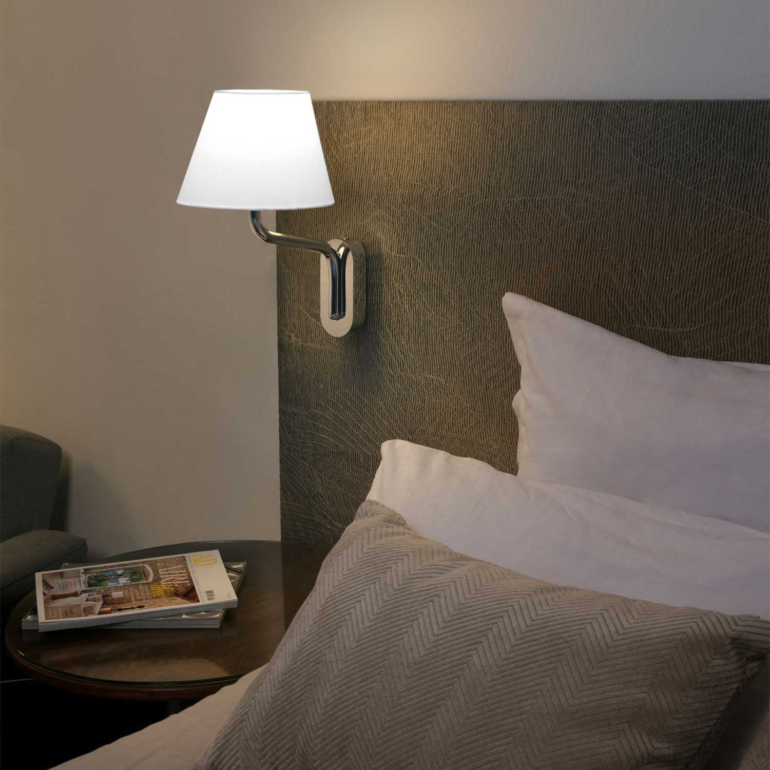 Eterna - Applique murale chromé avec abat-jour pour chambre hotel