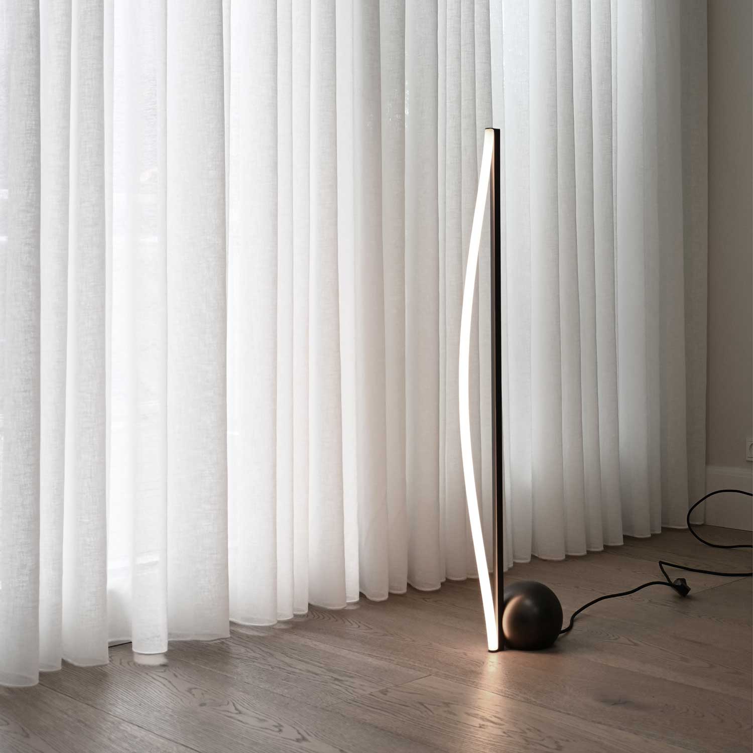 Bow Lampe - Stehlampe aus Stahl und LED-Rohr im minimalistischen Design