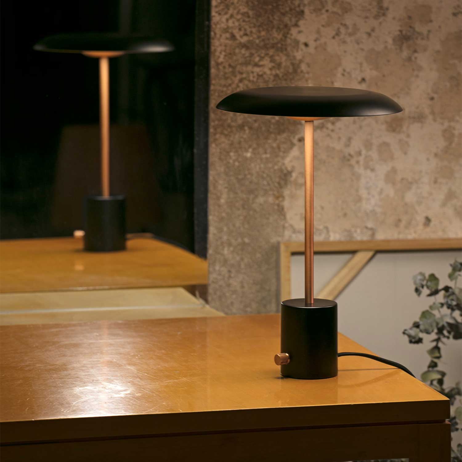 Hoshi - Ретро дизайнерская настольная лампа из стали