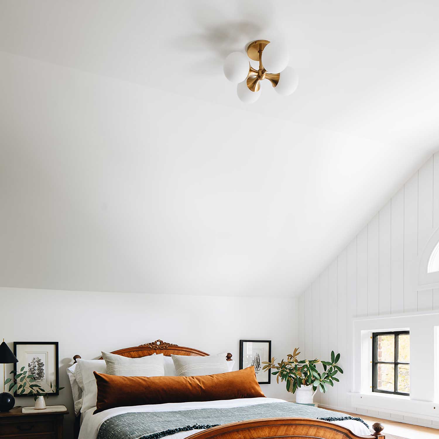 Astoria - Gold wall sconce with design glass globe