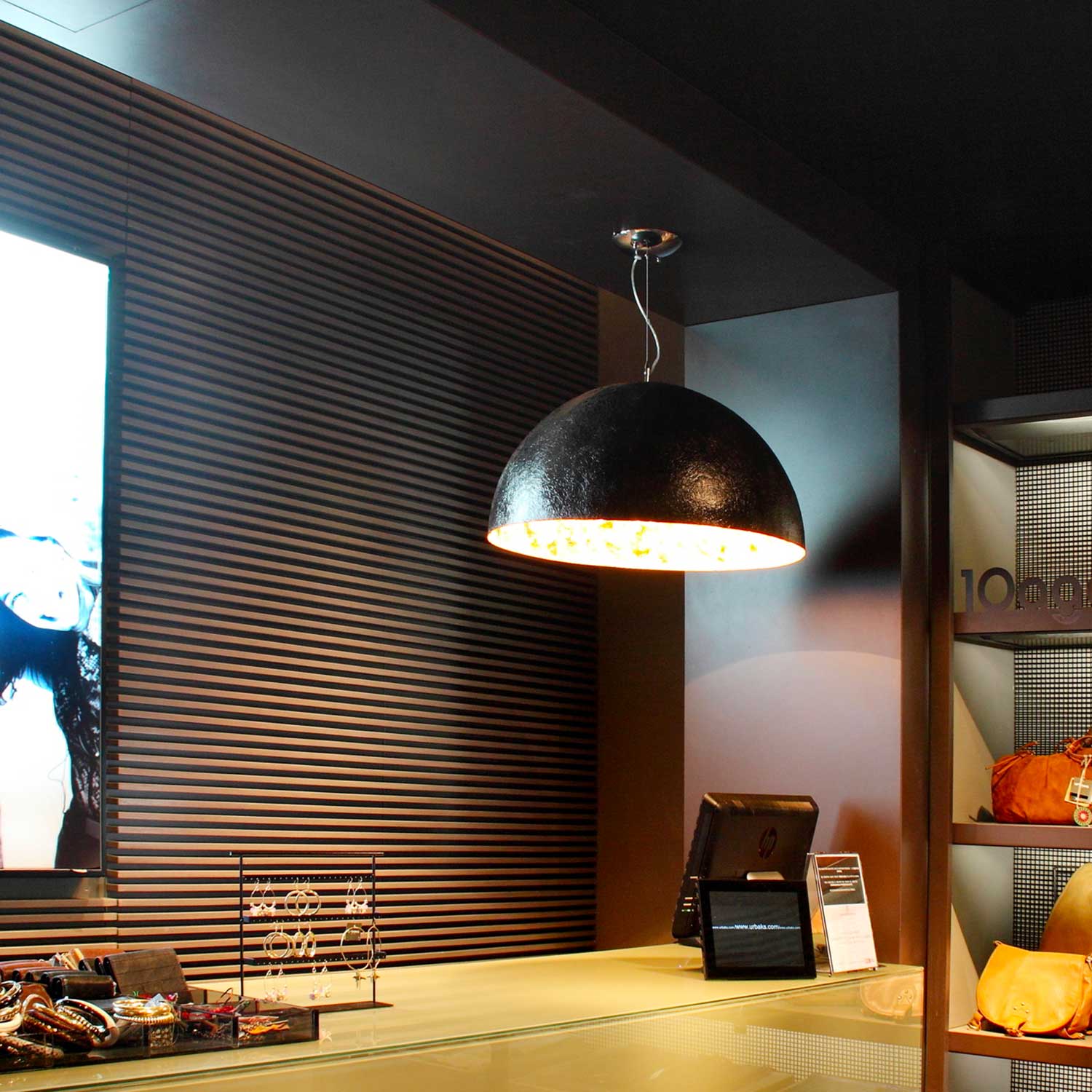 Magma - Gran lámpara colgante negra y dorada para comedor