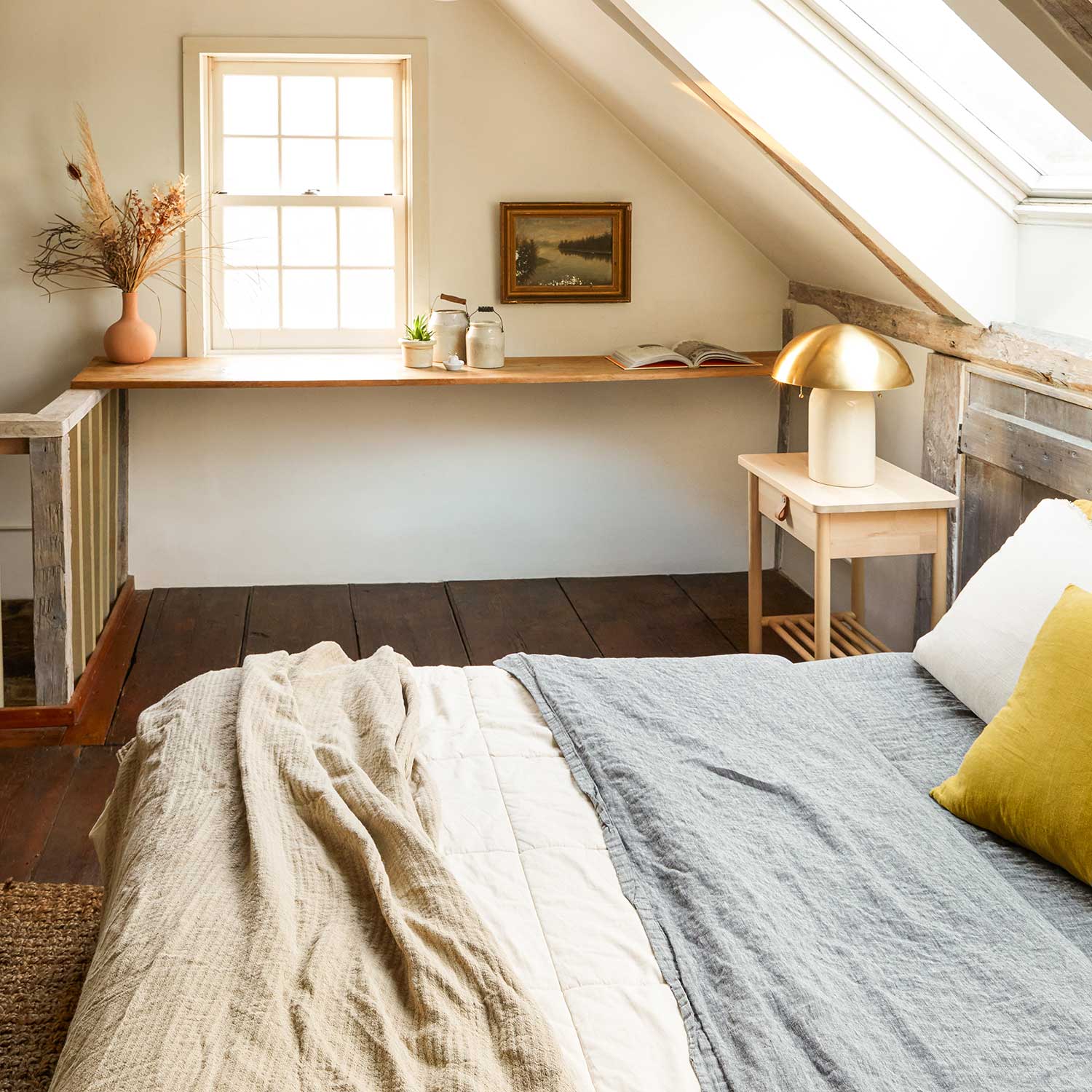 Gaia - Modern ceramic and brass bedside lamp