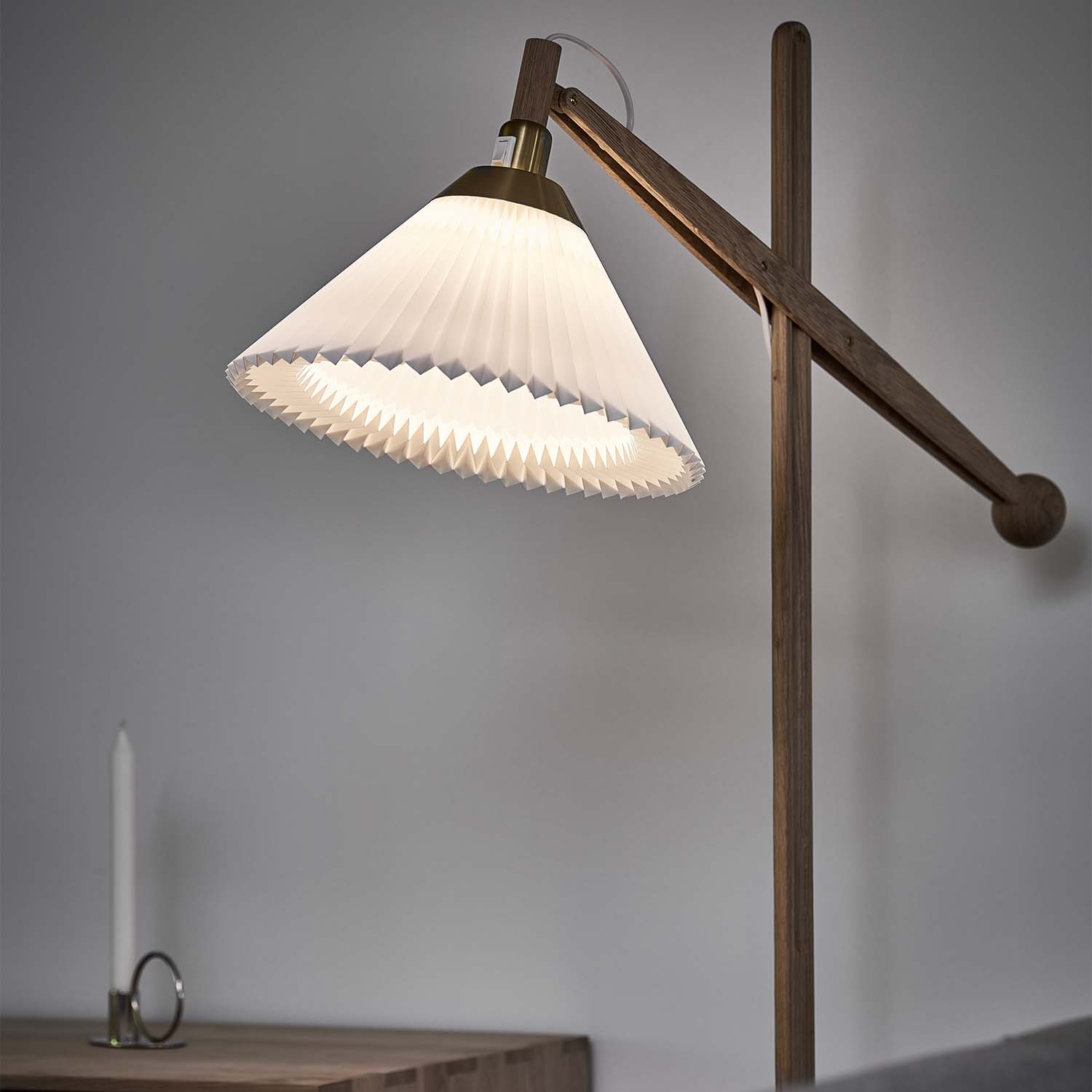 MASTERPIECES 325 – Stehlampe aus Holz und Weiß, handgefertigtes plissiertes Papier