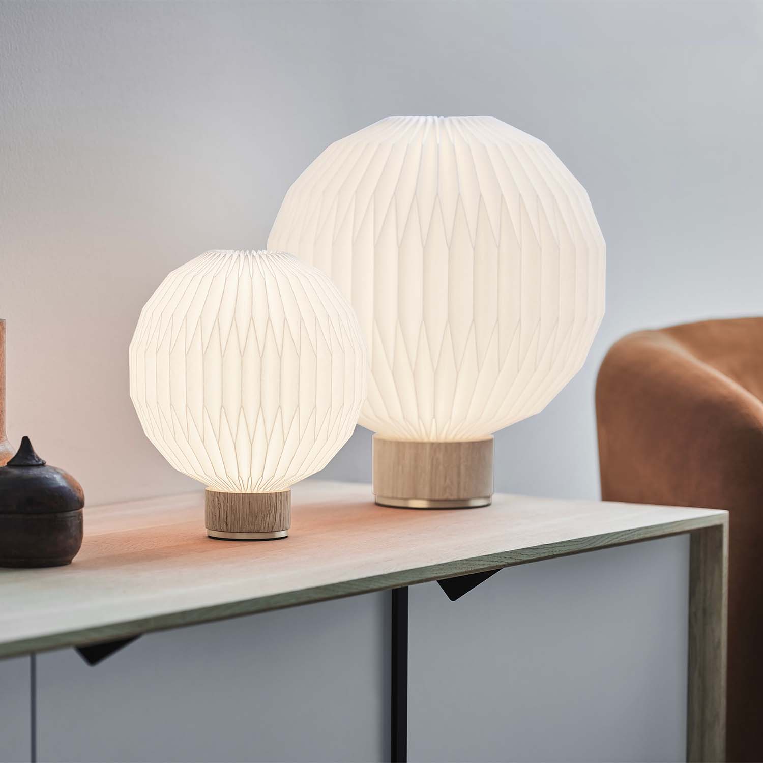 MODEL 375 - Настольная лампа из складной бумаги, дерева и белого цвета, изготовленная вручную