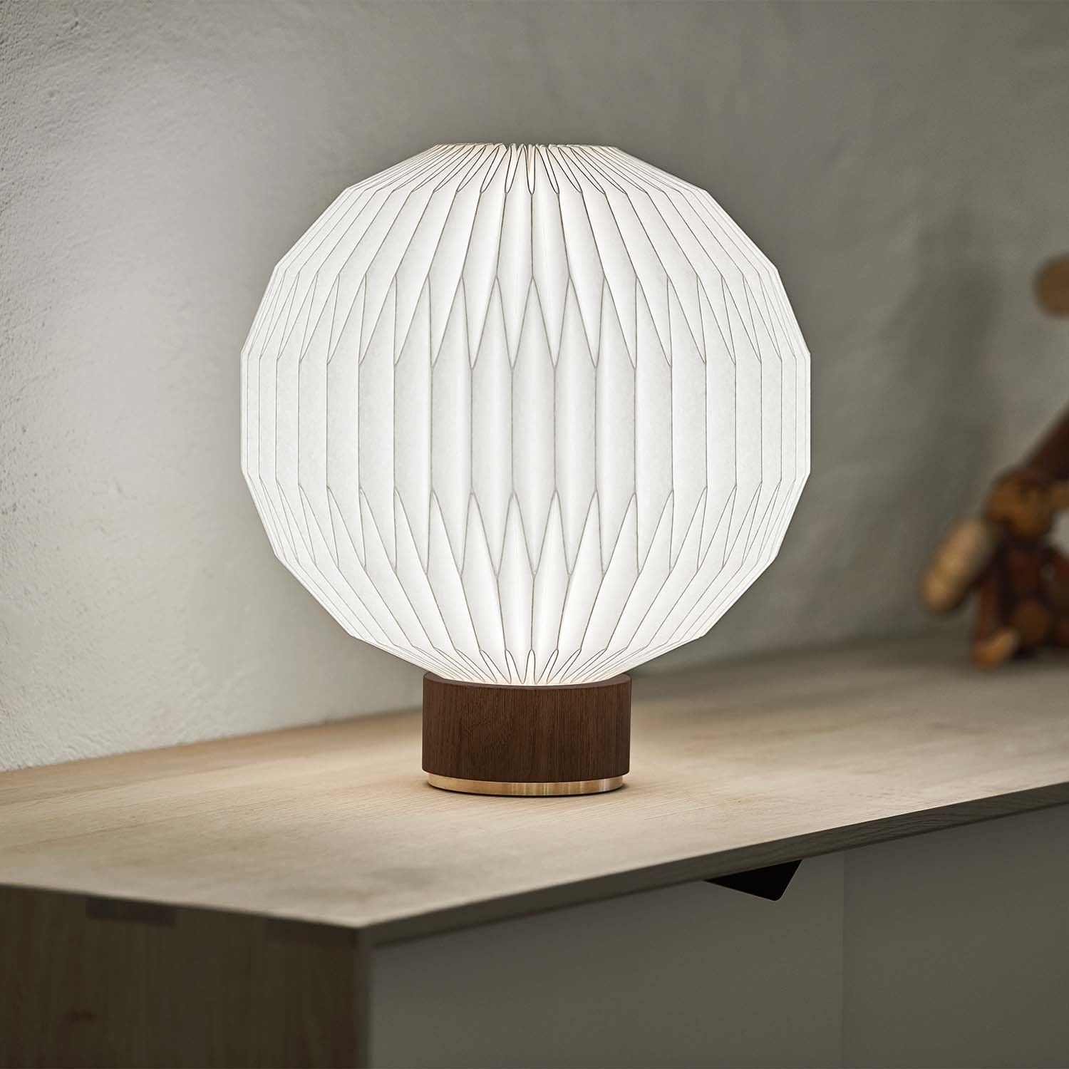 MODEL 375 - Lampe de table en papier plissé bois et blanc fabriquée à la main