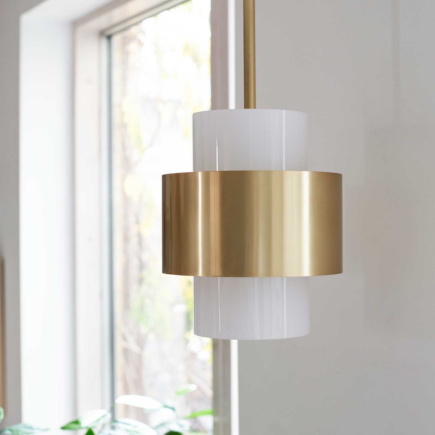 Corinth - Lámpara colgante art déco dorada en latón y vidrio blanco