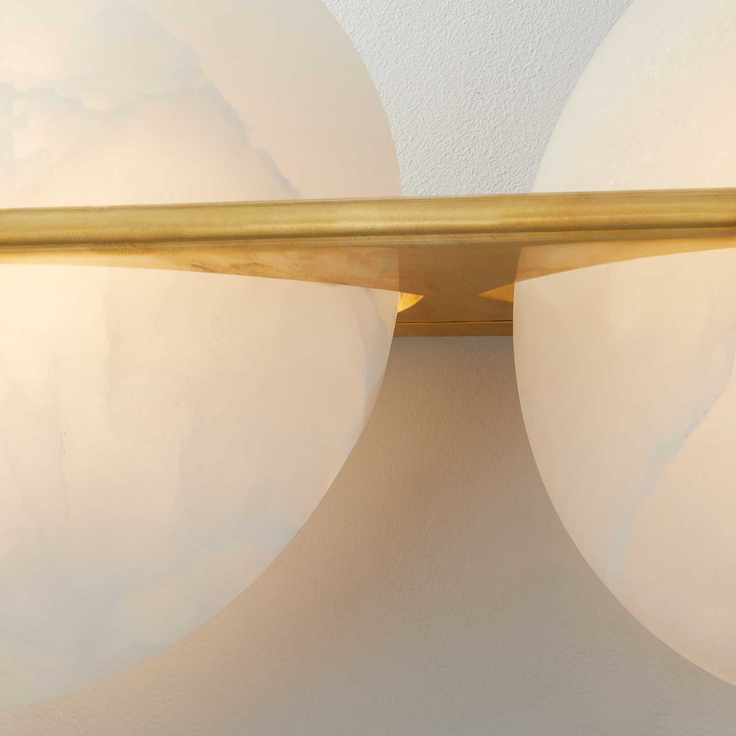 Asteria - Aplique de pared de alabastro y latón dorado de lujo para dormitorio