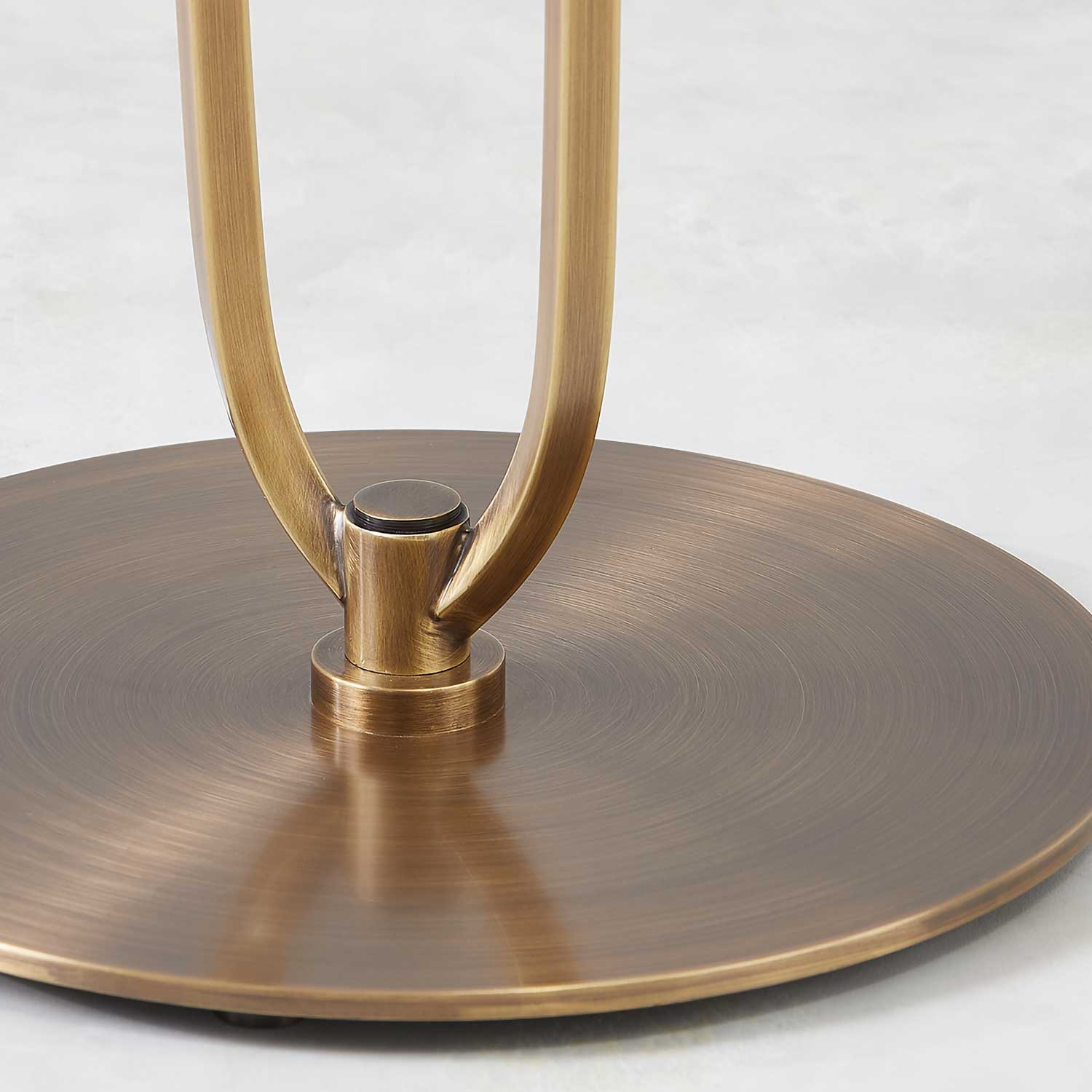 Pearce - Винтажный напольный торшер из патинированной латуни с абажуром из льна