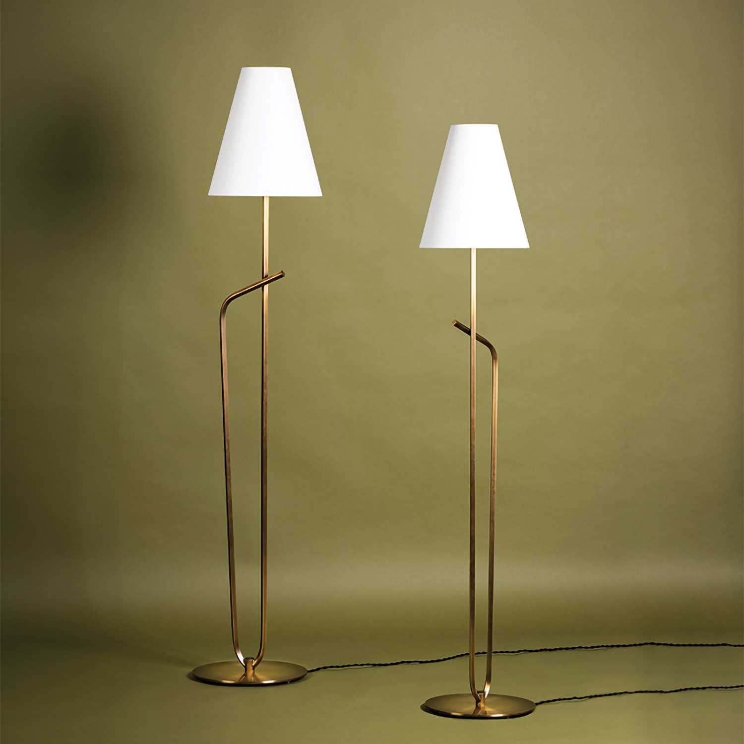 Pearce - Винтажный напольный торшер из патинированной латуни с абажуром из льна