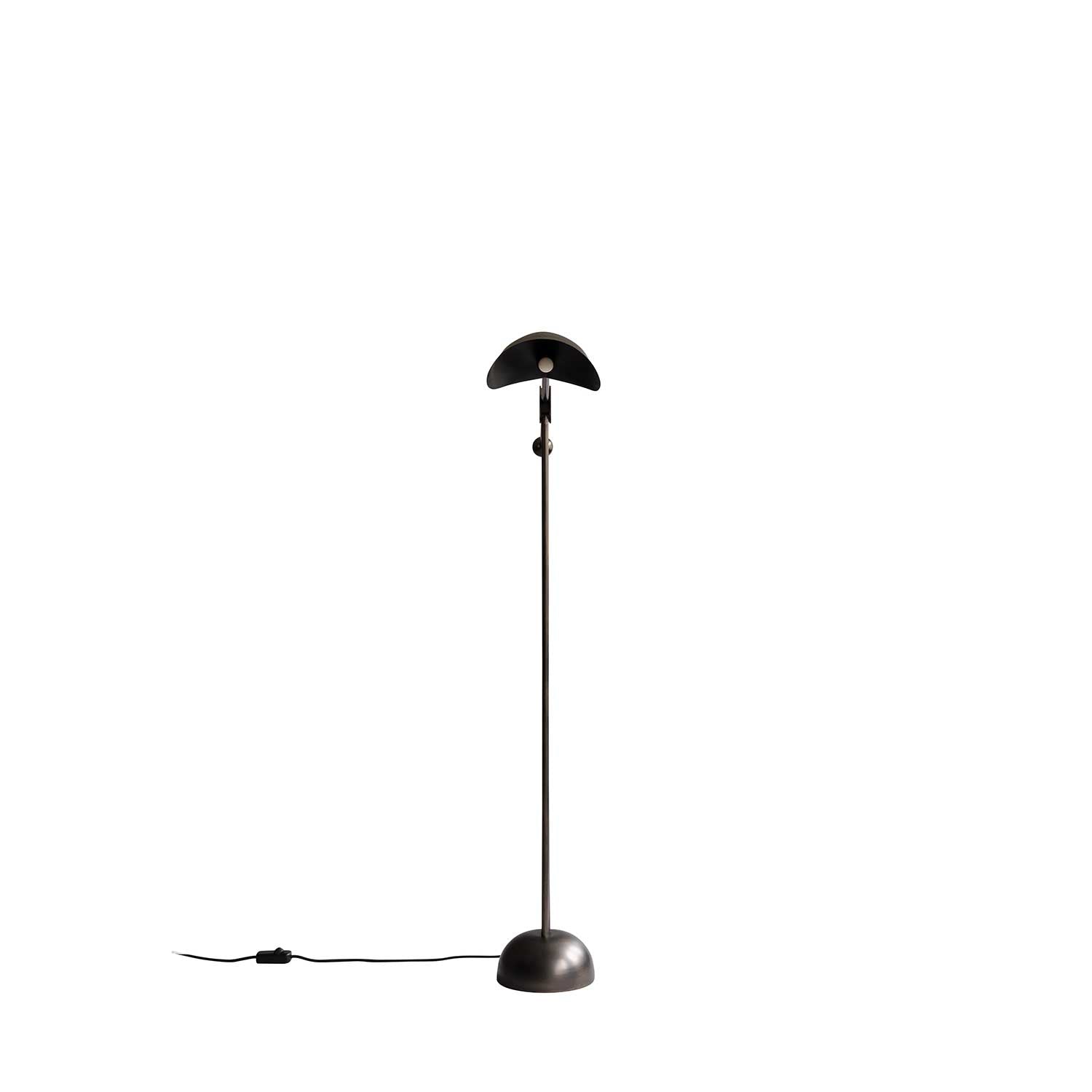 Stingray Floor - Lampadaire design en bronze pour salon brutaliste