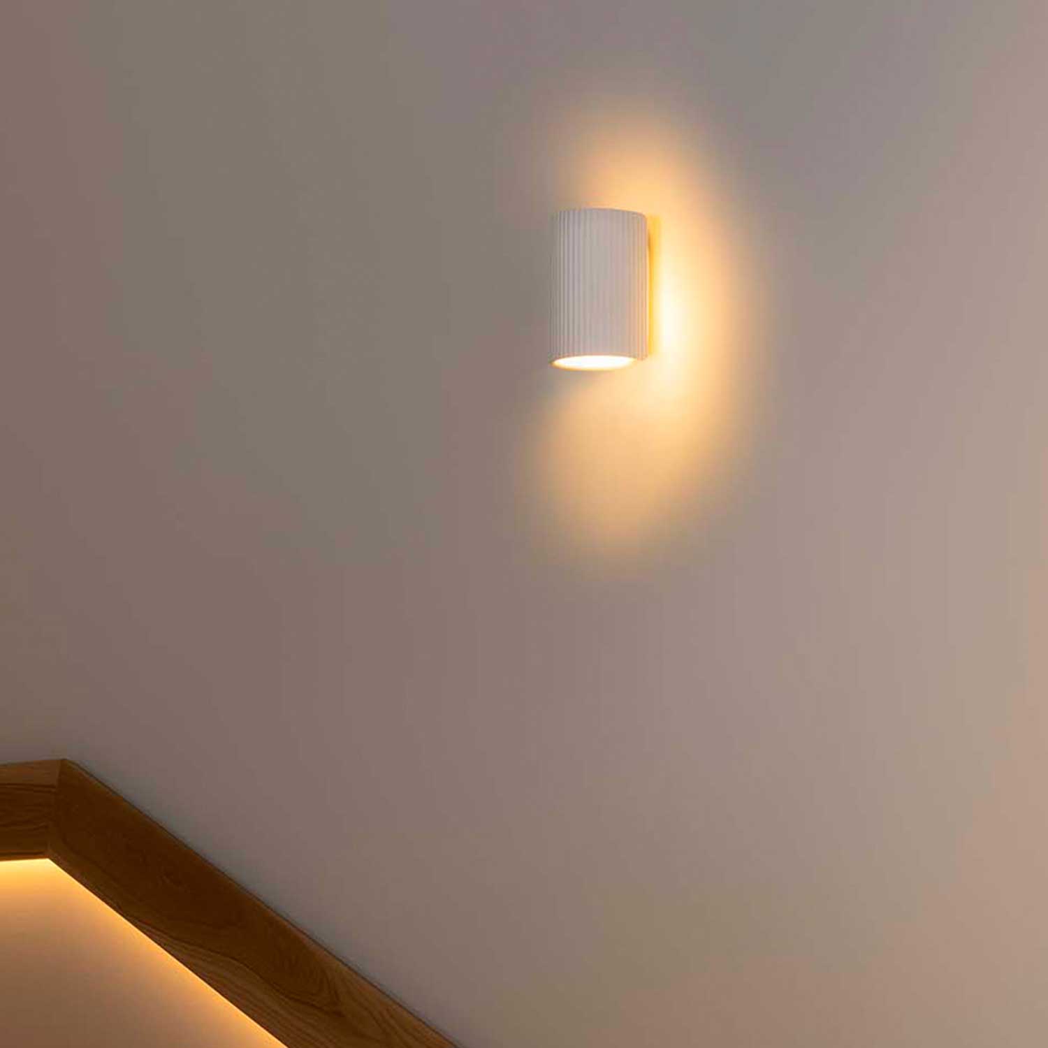 Trama - белый настенный светильник для современной гостиной