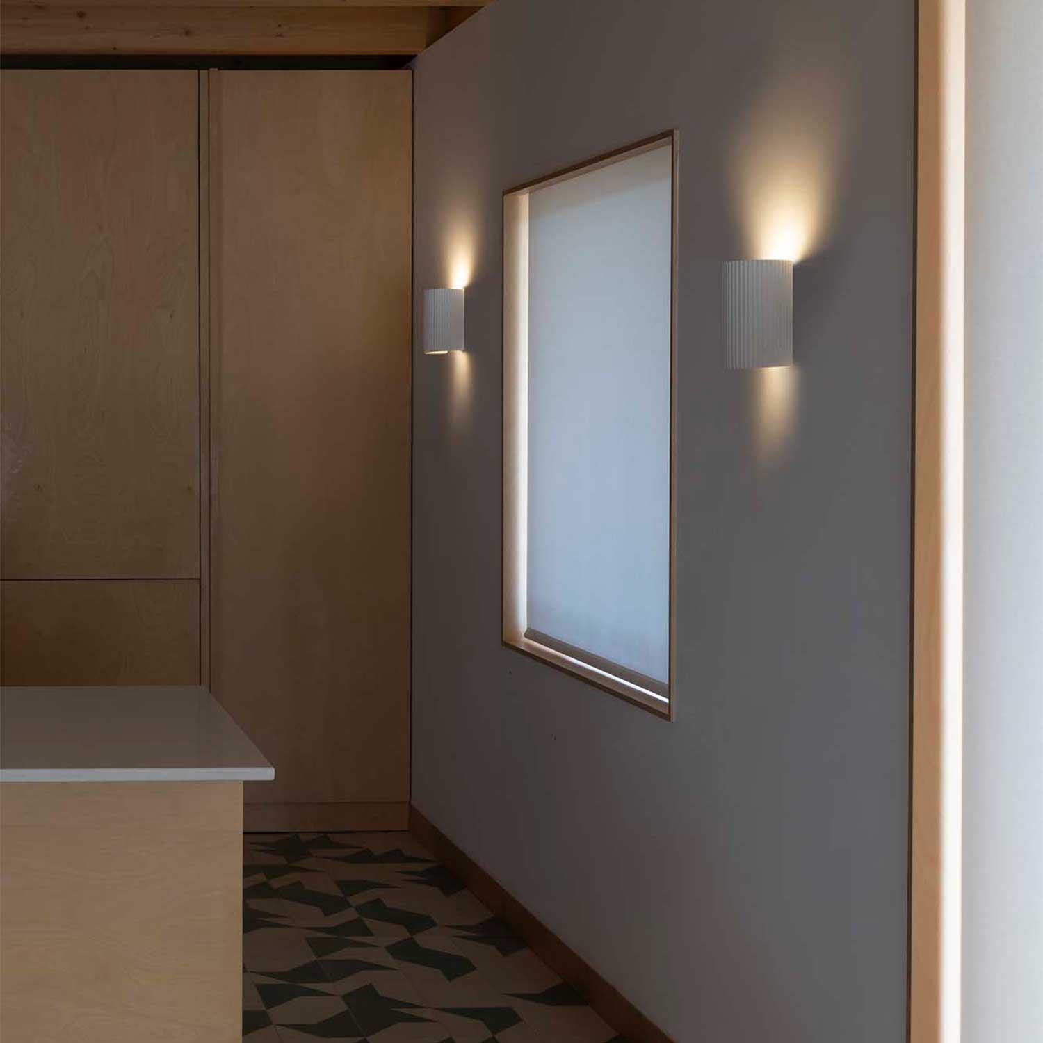 Trama - белый настенный светильник для современной гостиной