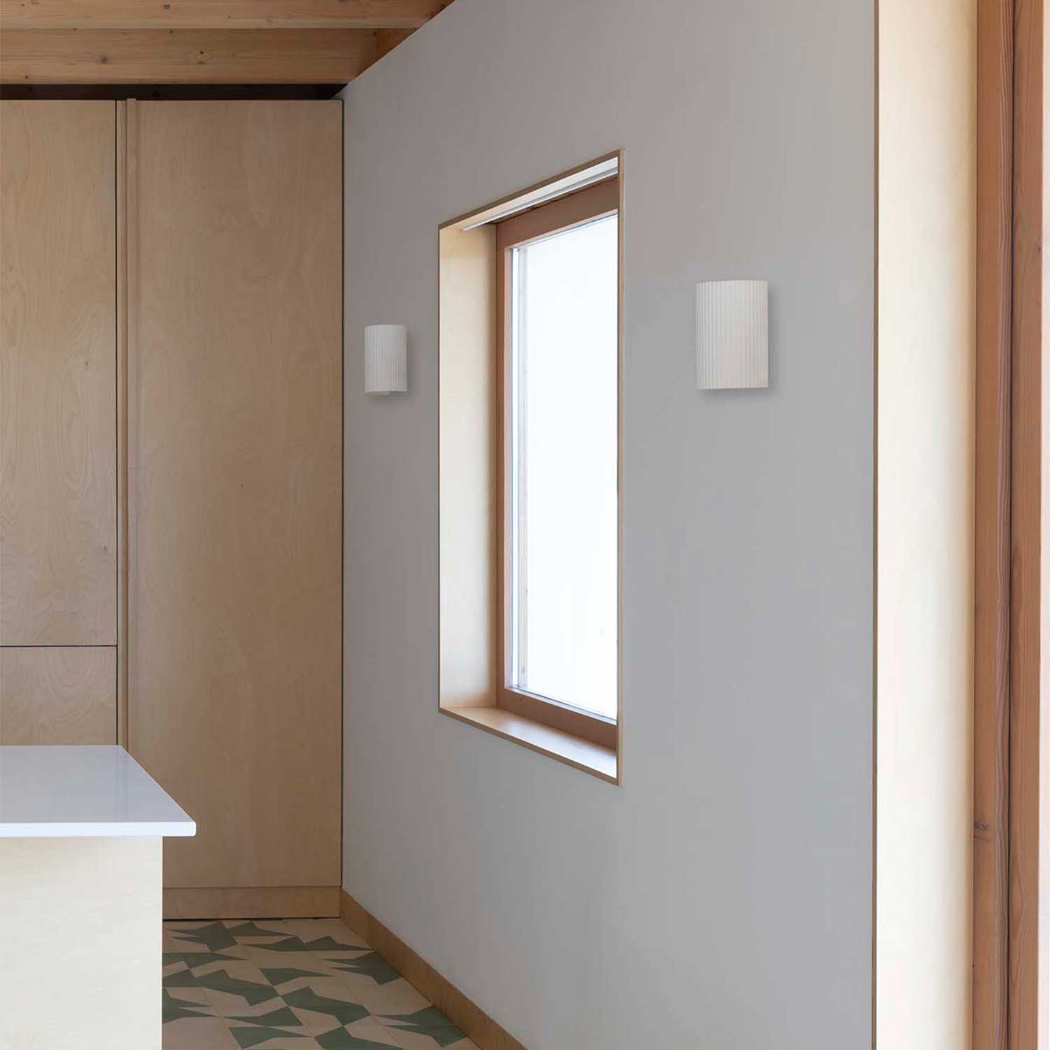 Trama - белый настенный светильник для современной гостиной