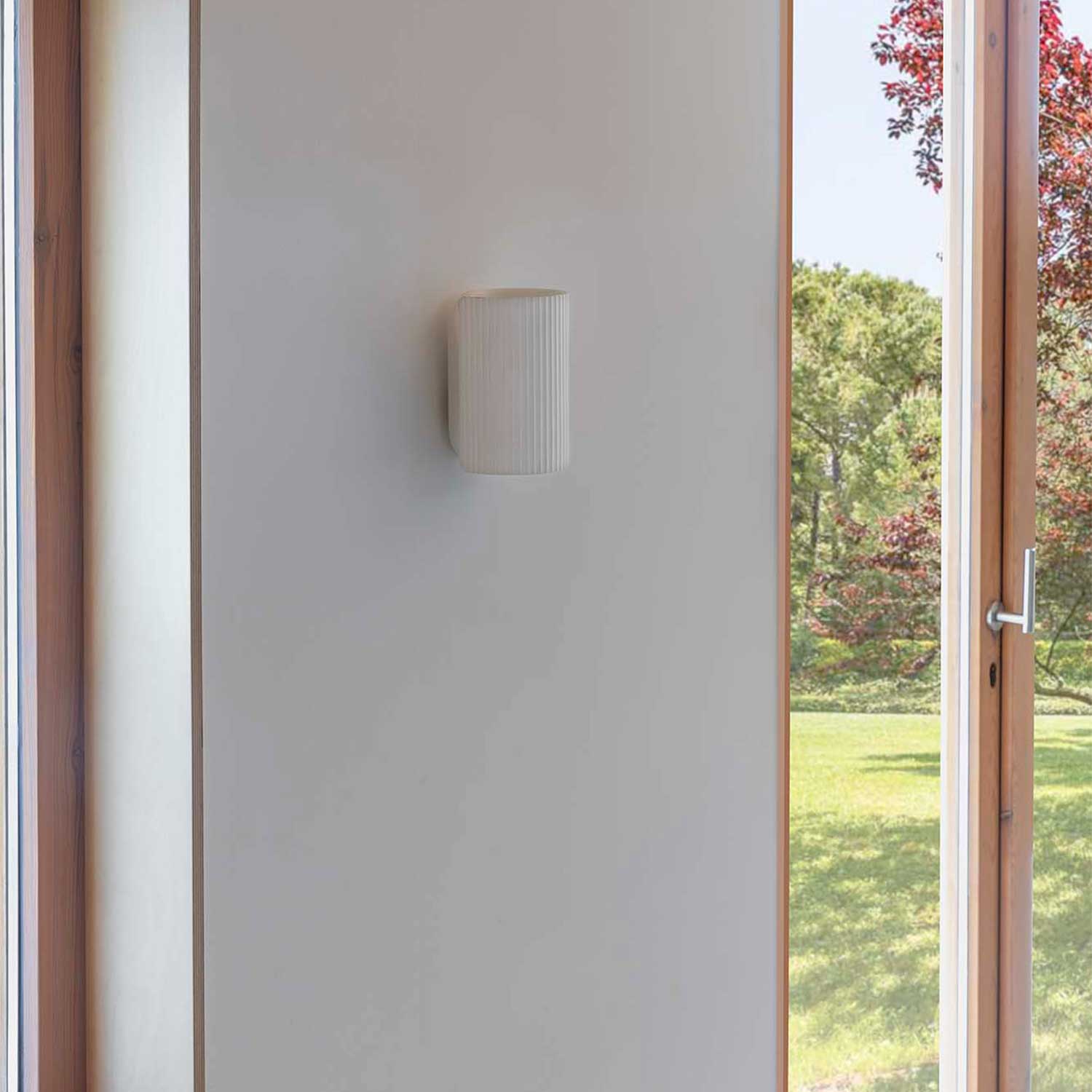 Trama - белый настенный светильник для современной гостиной