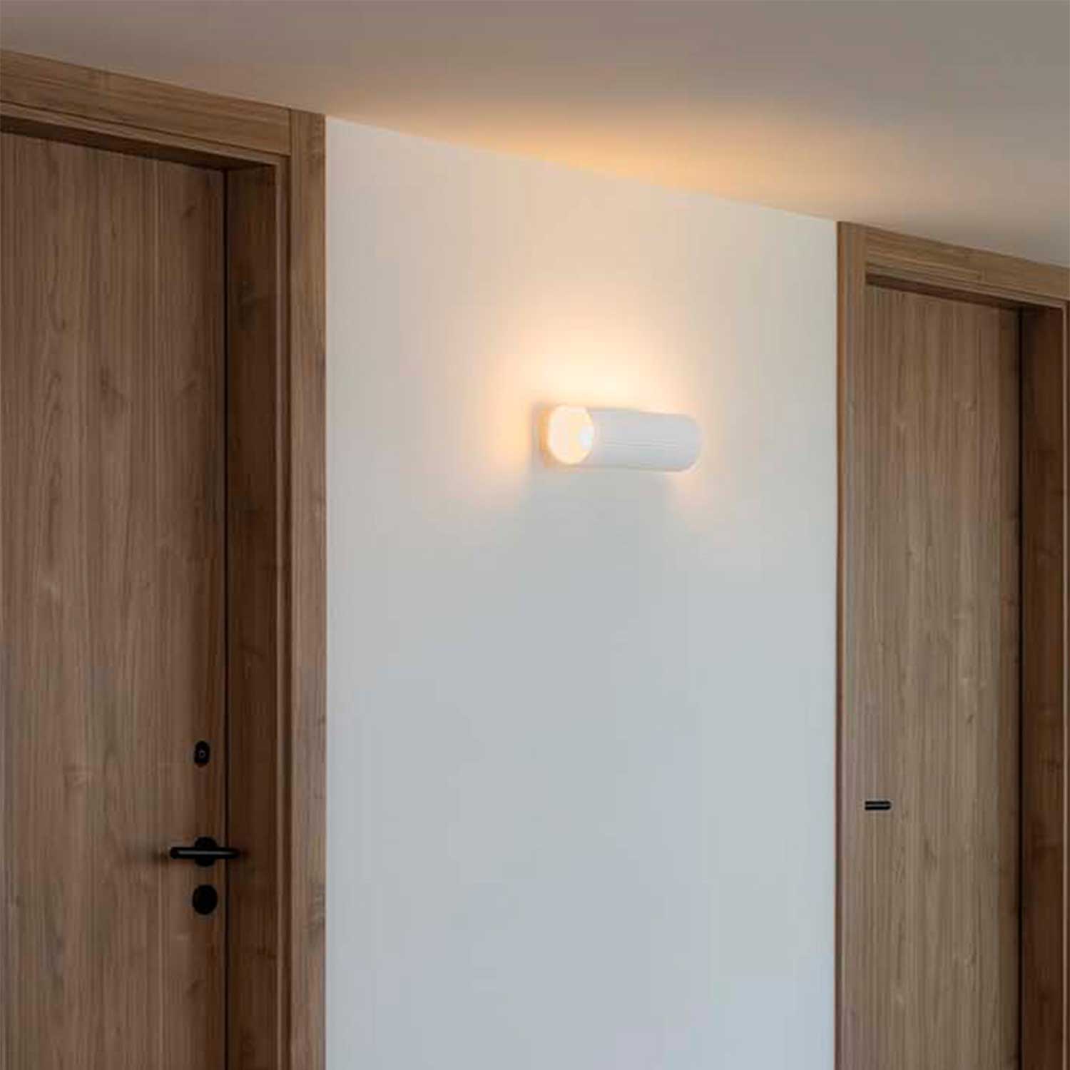 Trama - белый настенный светильник для современной гостиной