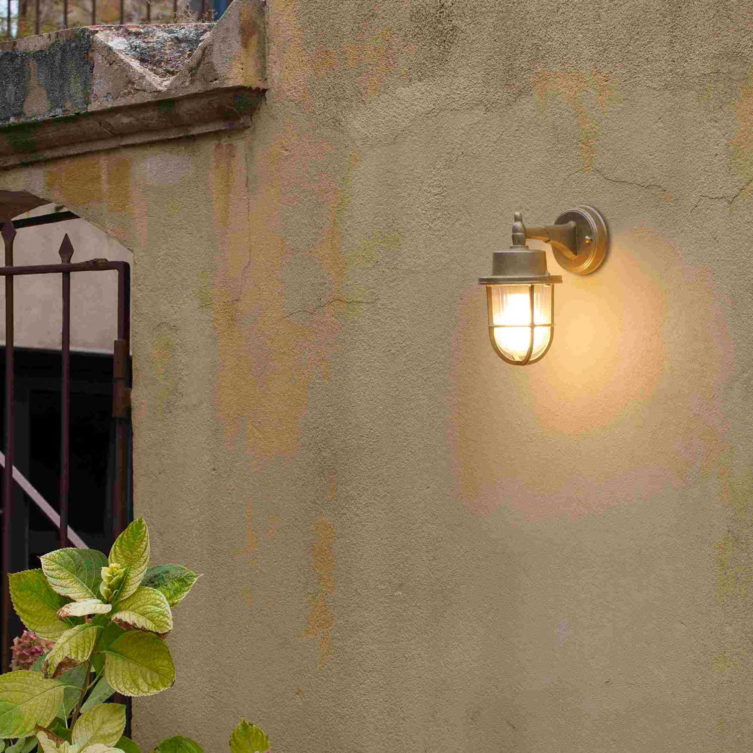 Nahir - Aplique de pared exterior en latón estilo vintage