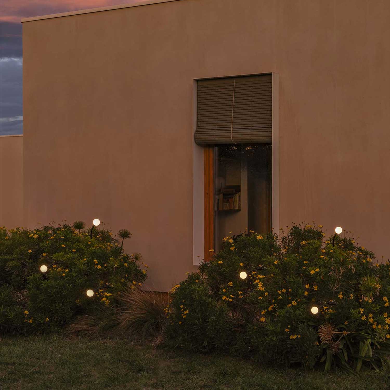 Cuca - Piquet led en acier noir pour jardin moderne