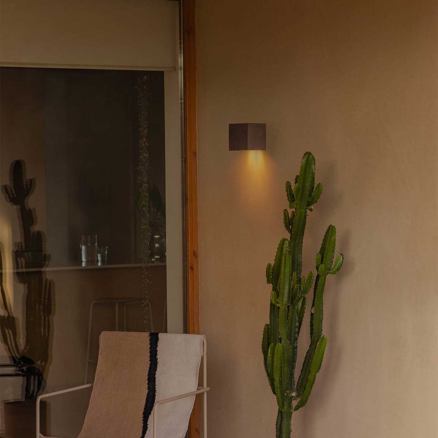 Grot - Außenwandleuchte LED aus Beton im Industriestil