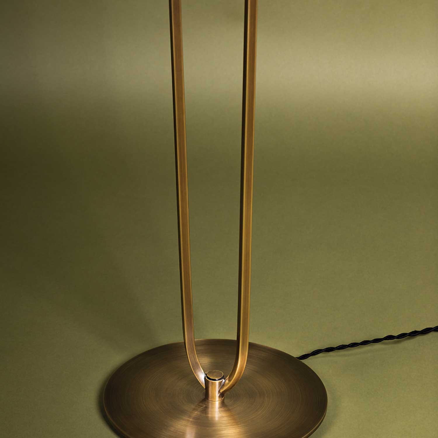 Pearce - Винтажный напольный торшер из патинированной латуни с абажуром из льна