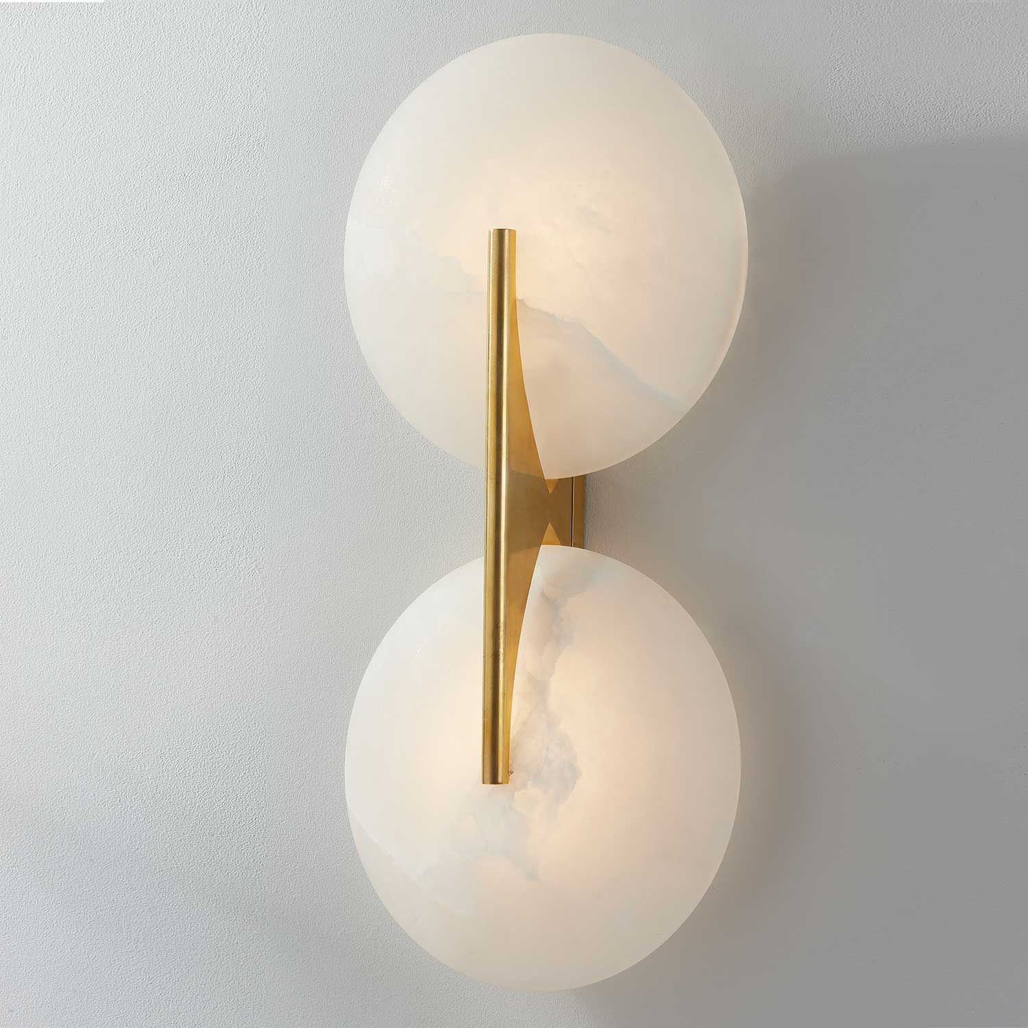 Asteria - Aplique de pared de alabastro y latón dorado de lujo para dormitorio