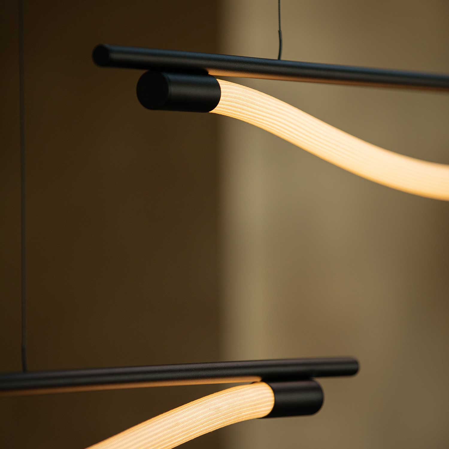 Levity Bow - Lámpara colgante lineal tubo led diseño para comedor