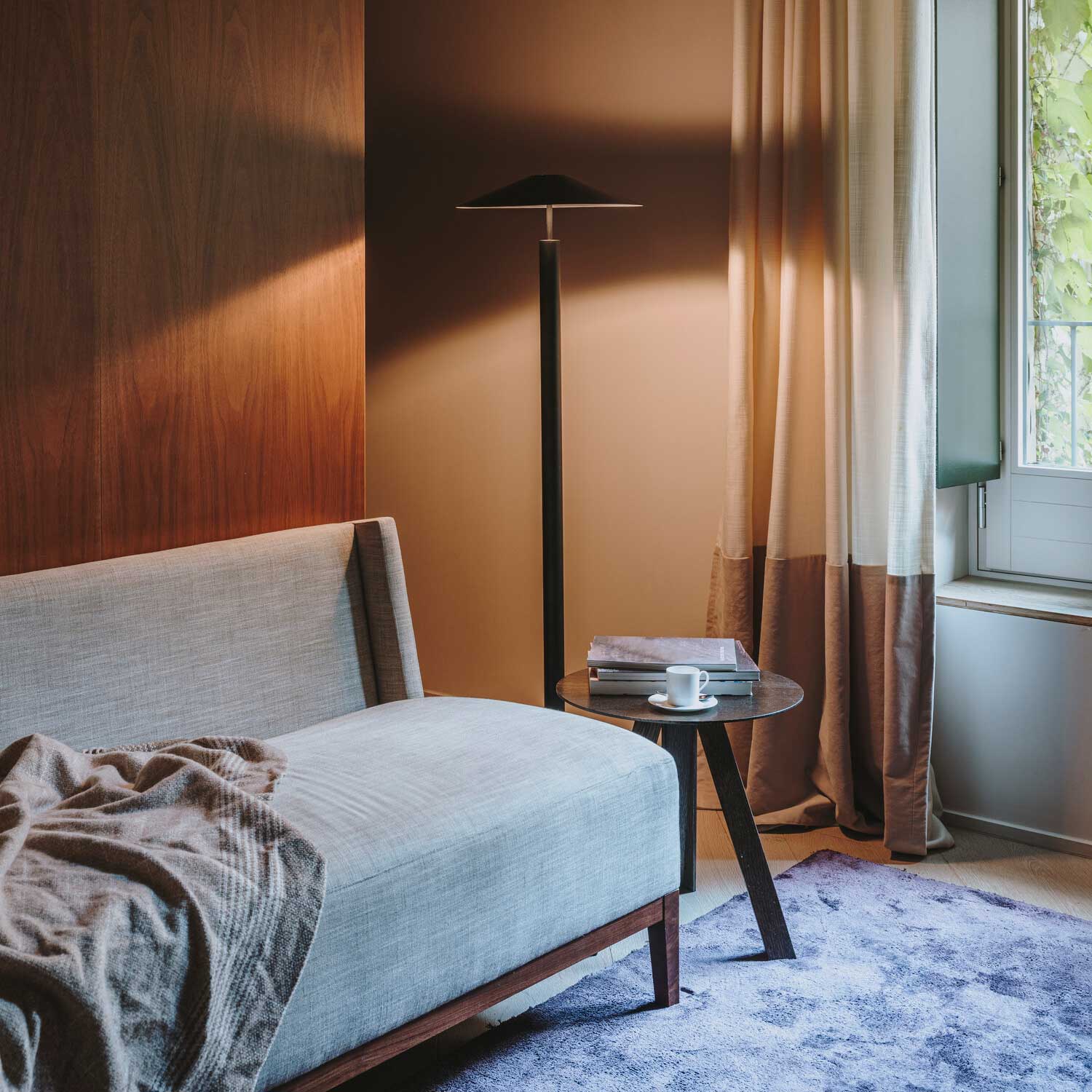 H - Lampadaire LED en acier design pour chambre ou salon