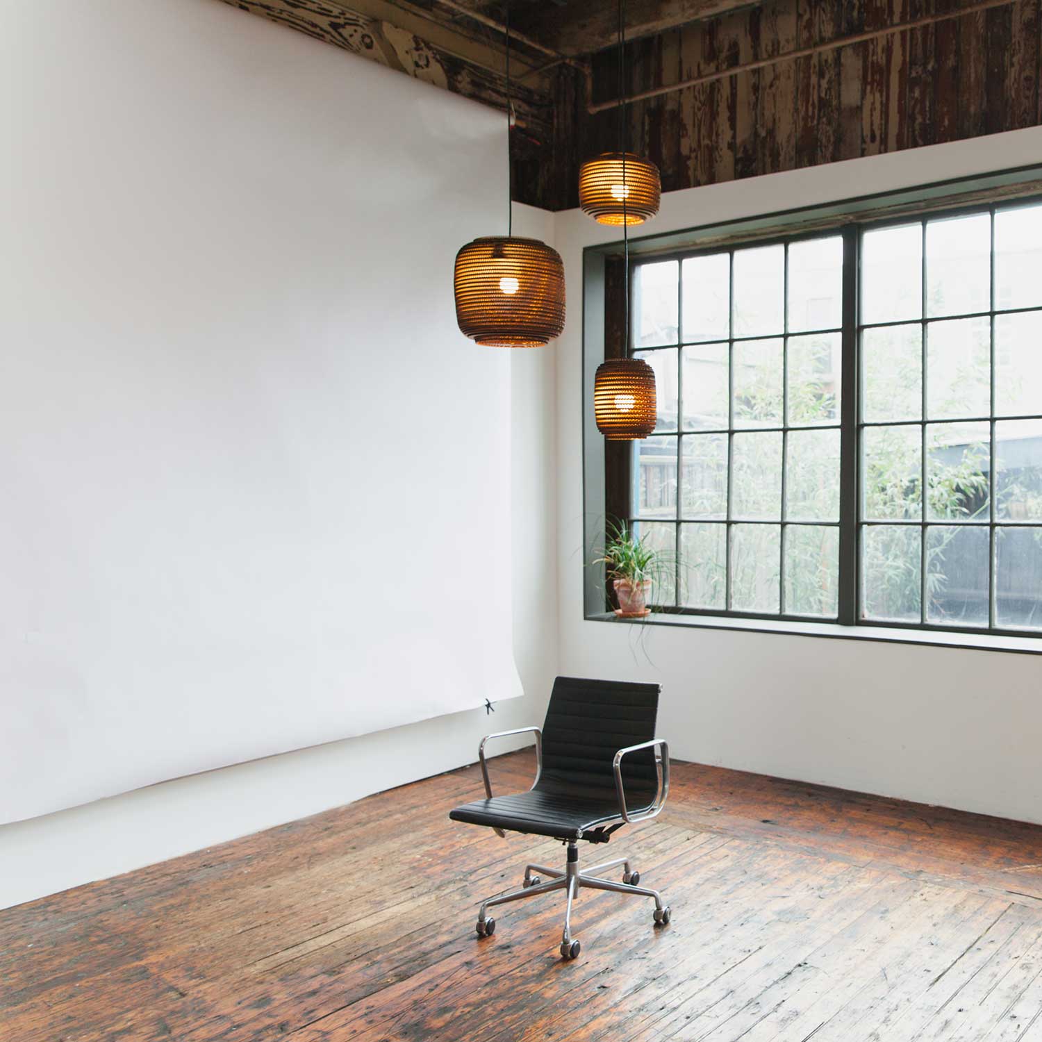 Scraplights Ausi - Lámpara colgante natural de cartón para salón moderno