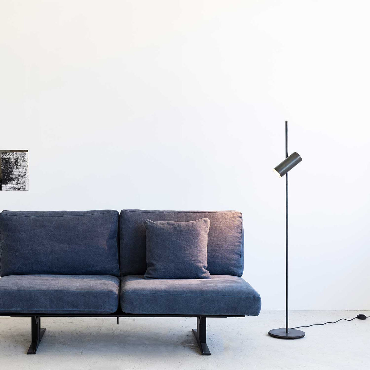 Sofisticato Nr.15 - Lampadaire en acier bleui, style industriel
