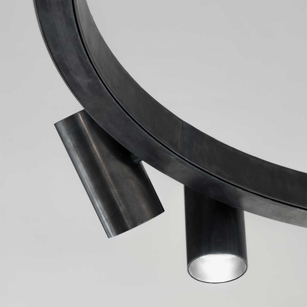 Sofisticato Nr.28 - Suspension en acier bleui, style industriel