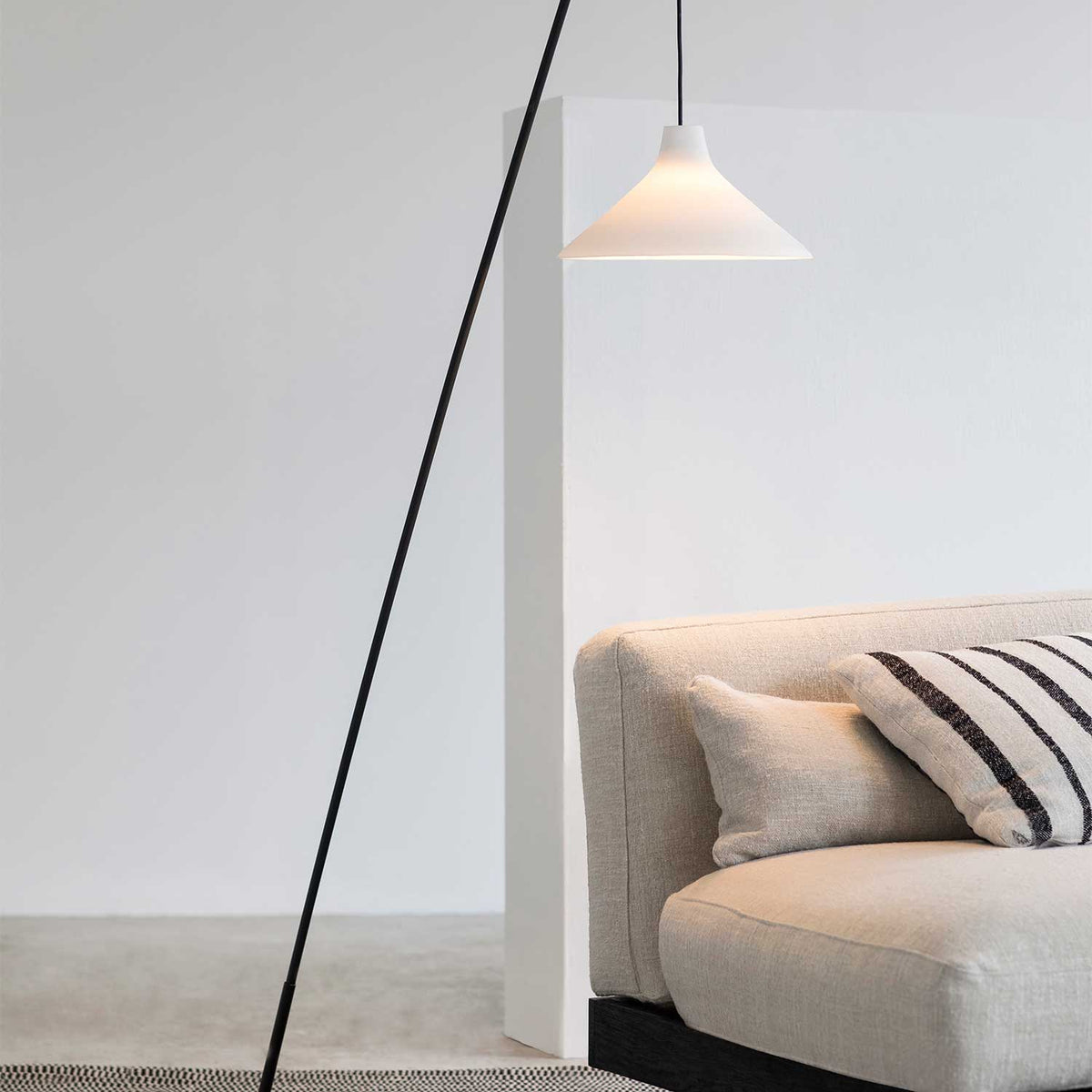 Seam - Lampadaire en acier et porcelaine