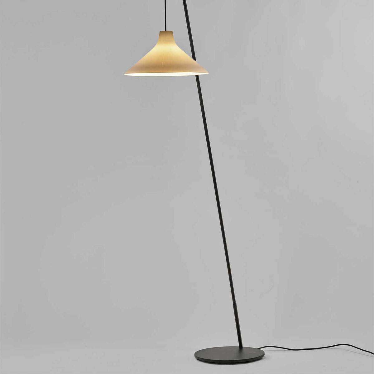 Seam - Lampadaire en acier et porcelaine
