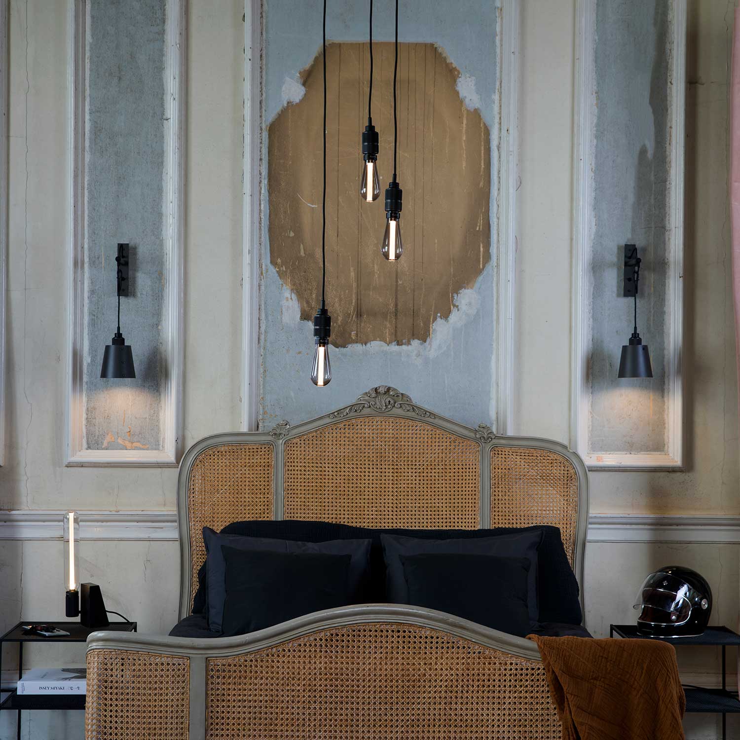 Hooked Wall - Hängende Wandlampe für modernes Schlafzimmer