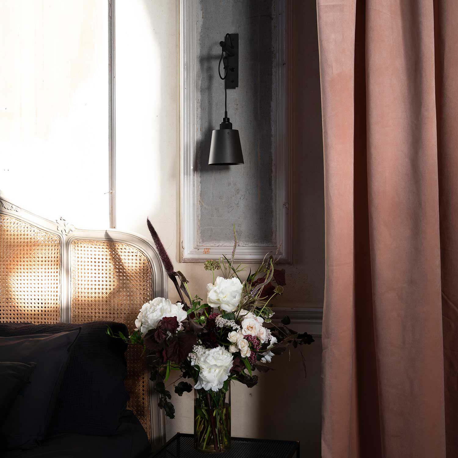 Hooked Wall - Hängende Wandlampe für modernes Schlafzimmer