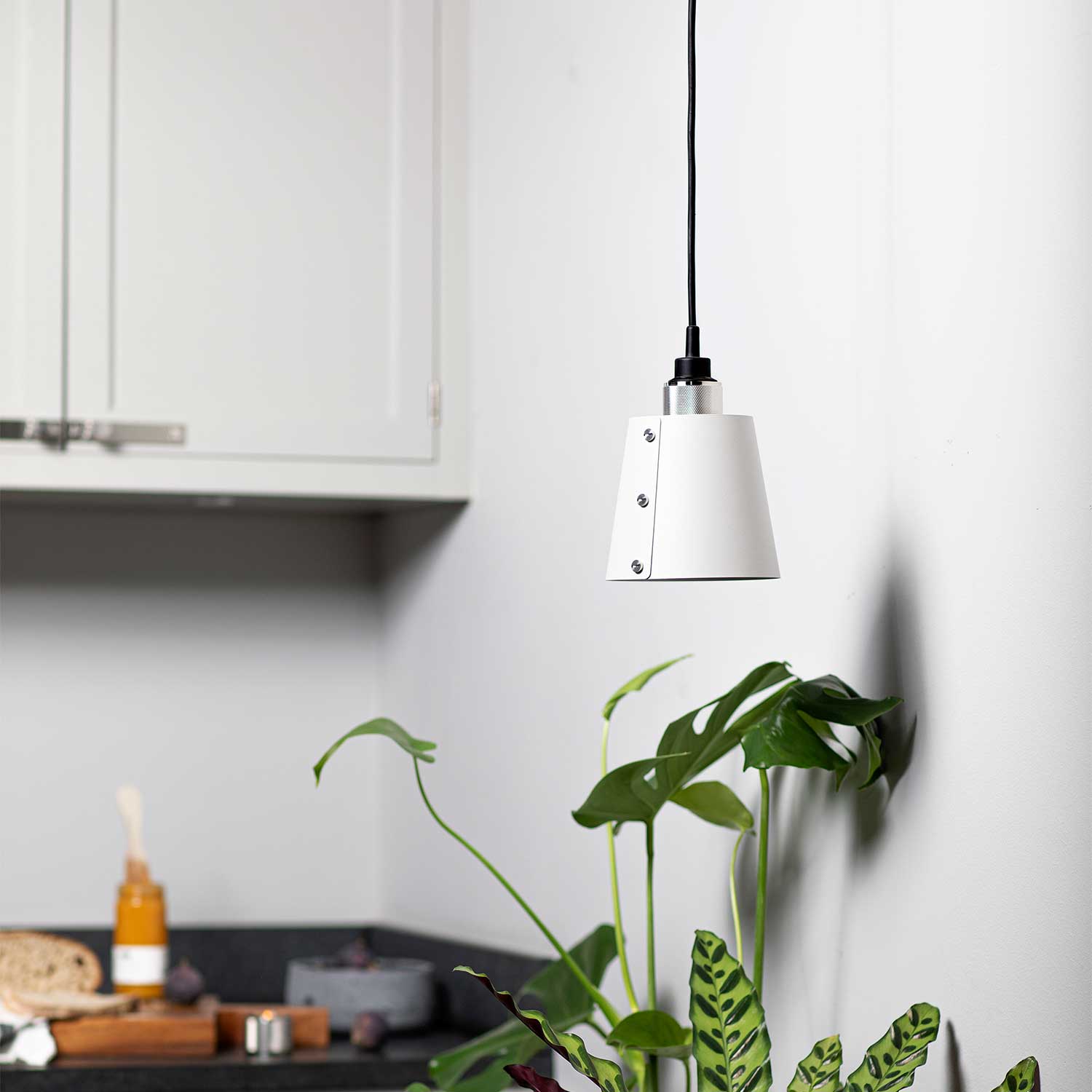 Hooked 1.0 - Sospensione metallica di design per cucina