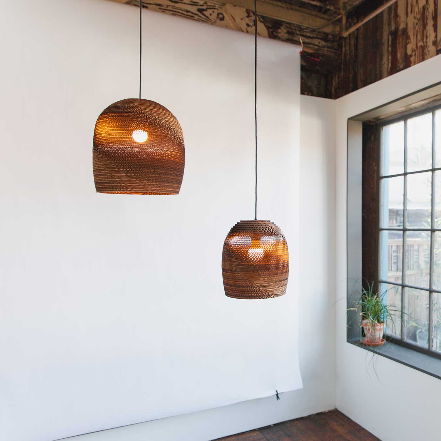 Scraplights Bell - дизайнерская подвесная лампа в форме колокольчика из переработанного картона