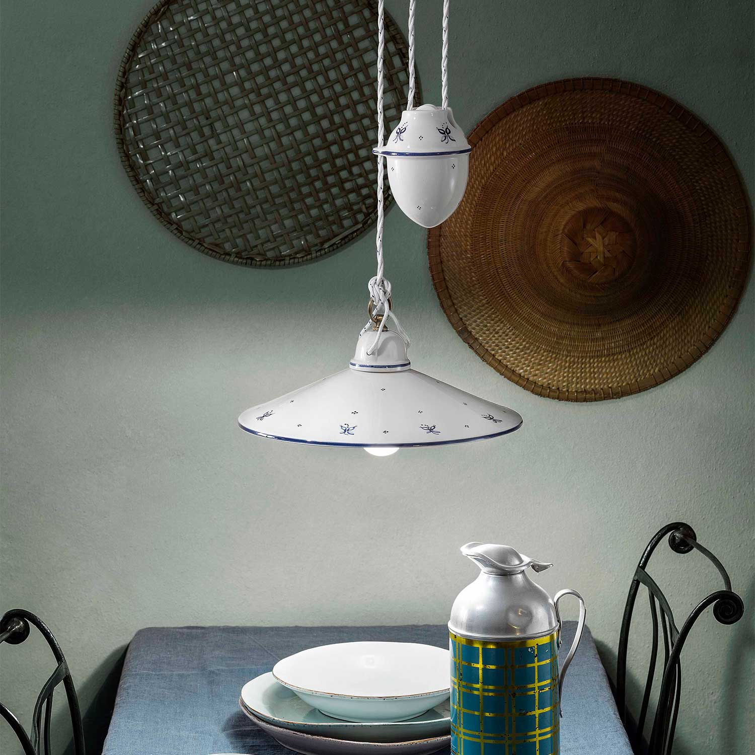 Asti - Lustre cuisine vintage en céramique blanche et fleurs