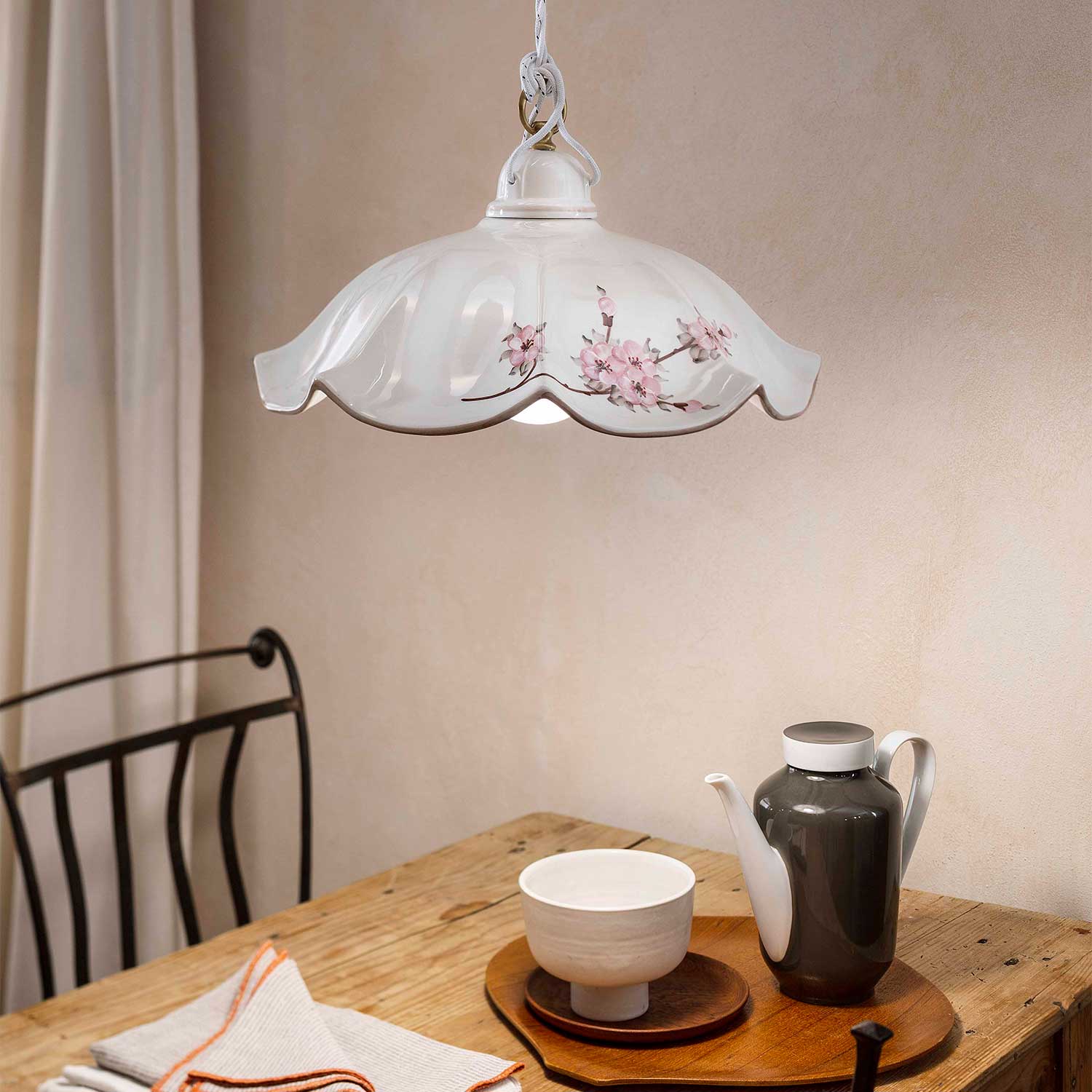 Belluno - Suspension blanche et fleurs pour cuisine vintage