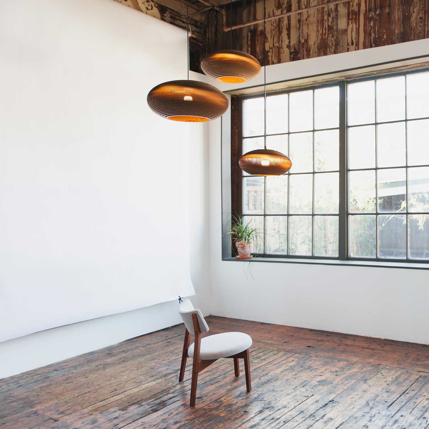 Scraplights Disc - Design suspension in corrugated cardboard for living room