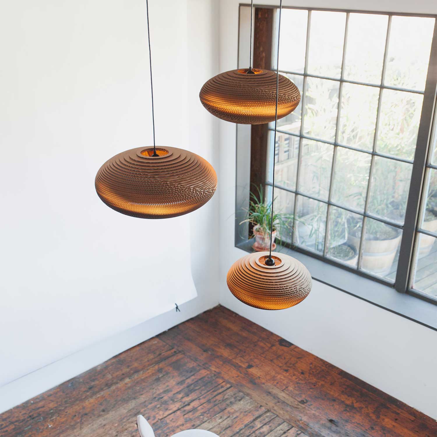 Scraplights Disc - Design suspension in corrugated cardboard for living room